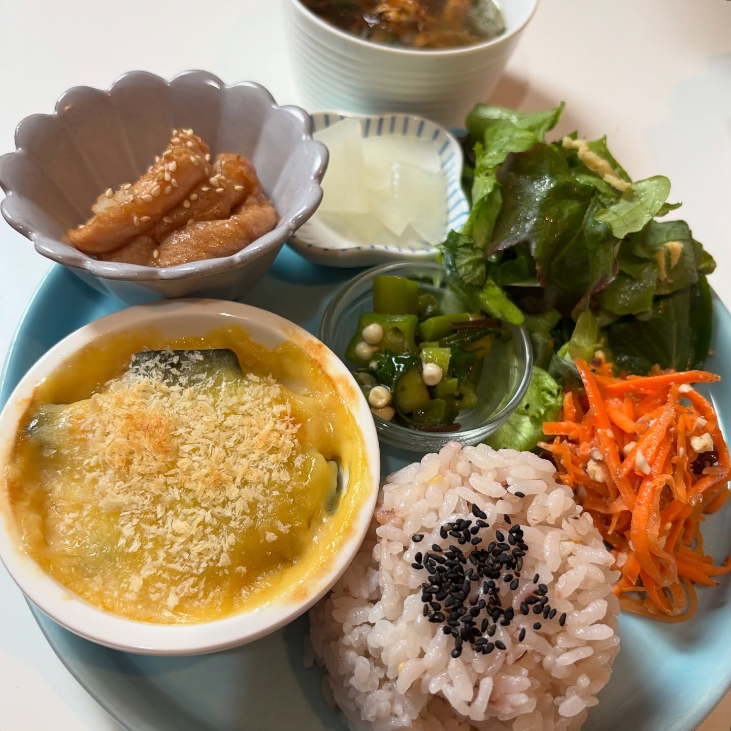 🥢今週のプレート旬のサツマイモとかぼちゃのグルテンフリーグラタン。車麩はお惣菜にしました。旬の冬瓜は甘酢に。ネバネバのお惣菜はツルムラサキとダビデの星。モロヘイヤはスープに。 @hanoens.soup そろそろ秋の気配(まだ暑い🥵けど…)スイーツは伊奈町産の梨を使ったクッキーサンドやタルト。パフェをご用意しています。今週もよろしくお願い致します♪