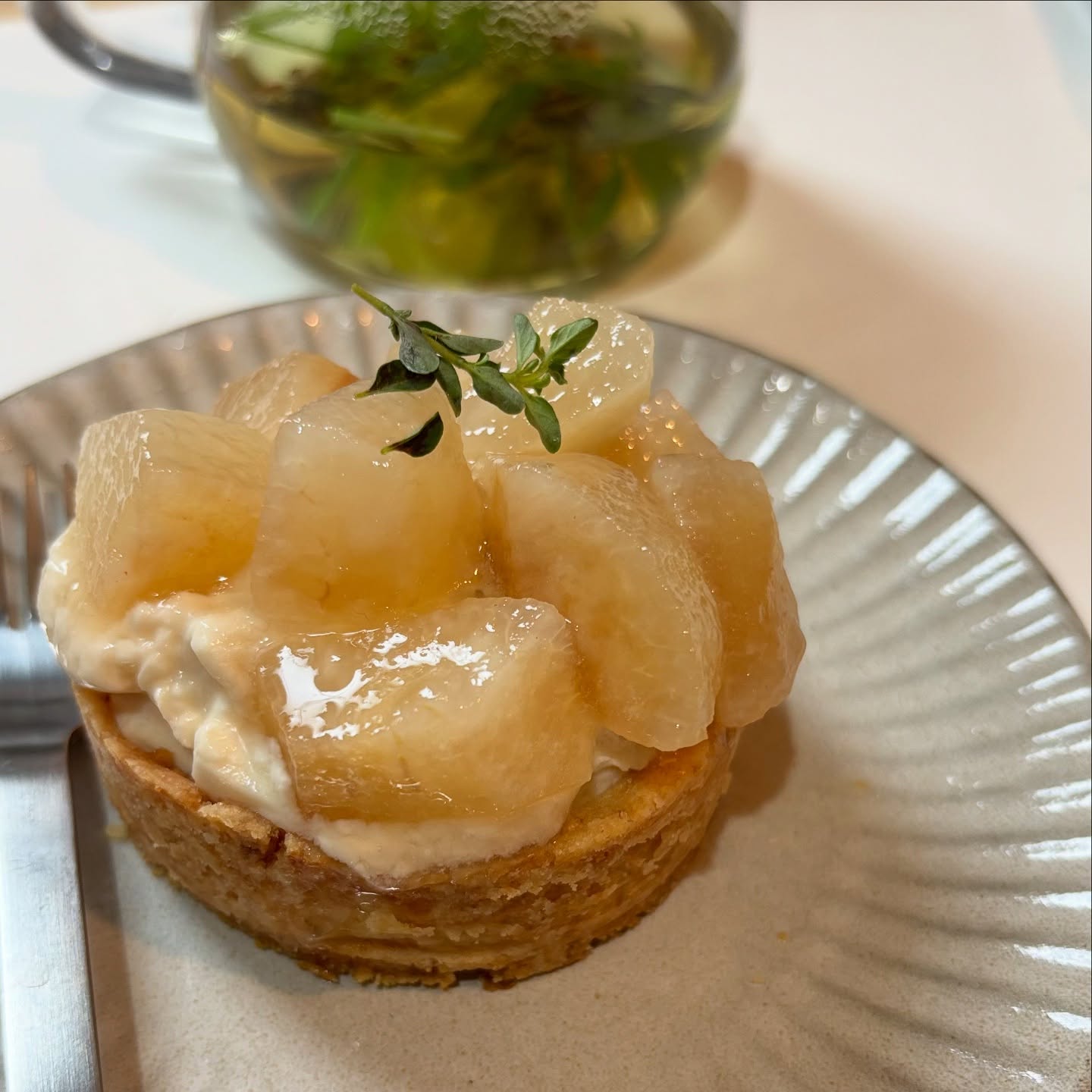 梨のタルトそろそろ秋の準備薬膳では梨は肺を潤す効能があると言われています乾燥による肺の不調は、風邪をひきやすくなり、便秘など大腸の不調の原因にも。秋は肺を潤す食材を意識して食べると良いそう。ということで🍐をシロップ漬けにしたもの、フレッシュカットしたものをタルトやクッキーサンドしたものをスイーツでご用意しております。今週もよろしくお願い致します♪