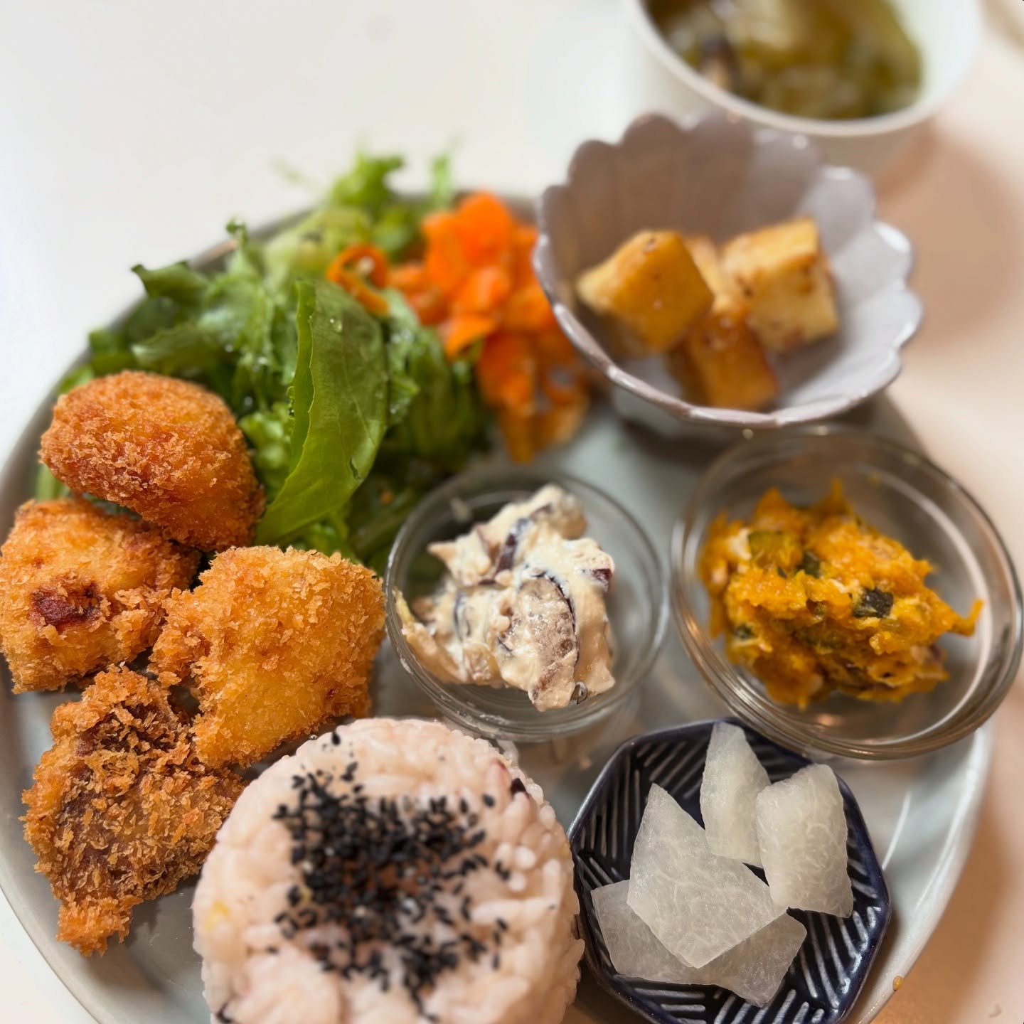 🥢今日は☂️雨。なかなか降らなくて心配していましたがやっと降りましたね。恵の雨。地球も潤いが必要です。が、災害には十分気をつけて。さて今週のプレートはジャガイモコロッケ。豆腐のタルタルソースをつけていただきます。本日はお足元が悪いので無理しないで気をつけてお越しくださいね。