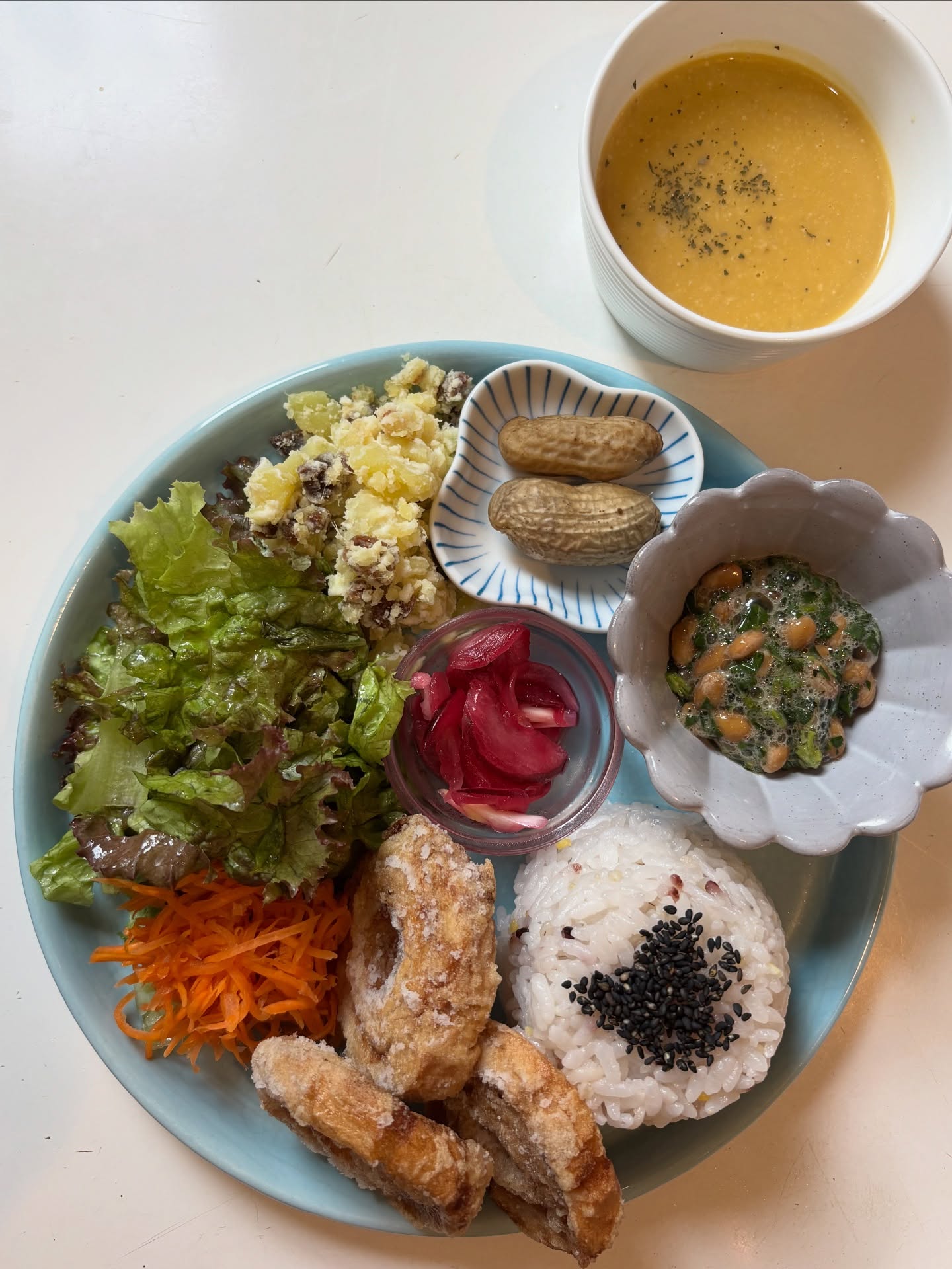 今週のプレート車麩竜田揚げサツマイモとドライフルーツの豆腐クリームサラダにんじんの梅和えモロヘイヤ納豆赤玉ねぎの甘酢落花生(今年初)レタスサラダ南瓜と胡桃のポタージュ#有機野菜#地場野菜#上尾ランチ#化学調味料不使用