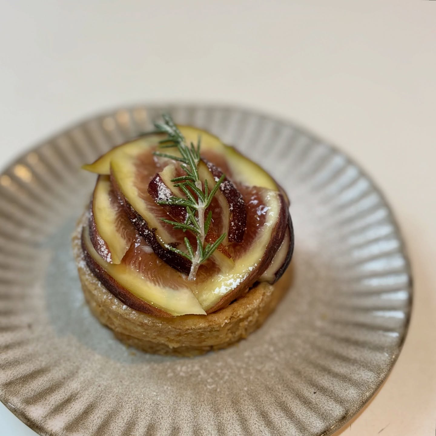 イチジクのタルト今週はイチジクや梨のクッキーサンドとタルトをご用意しております。明日は富良野メロンのパフェを数量限定でご用意。果肉がオレンジ🧡とっても甘くて食べごろのメロンで、グラノーラやアーモンドクリーム、豆腐のクリームとバニラアイスクリームの層を彩ったパフェになります。土曜日、お天気が気になりますがお時間ありましたら是非いらしてくださいね。お待ちしております。