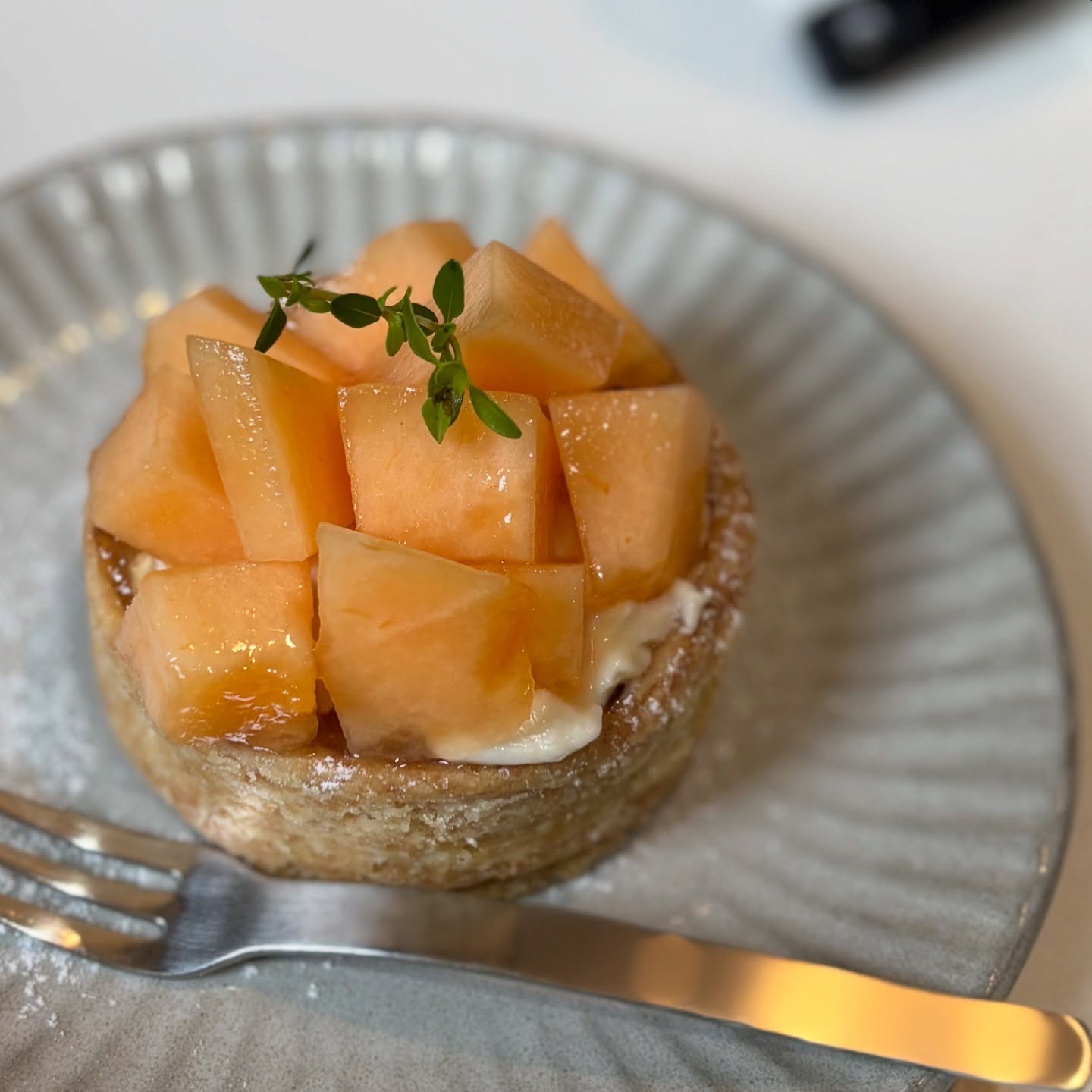 明日からタルトは北海道直送富良野メロンのタルトになります。(イチジクは終了しました)今週いっぱいまで、無くなり次第終了です次週はシャインマスカットかなー。なかなか都合が合わず買いに行けていないのですが、来週は必ず行かねば…@shiozakinouenn さん#タルト #ヴィーガン
