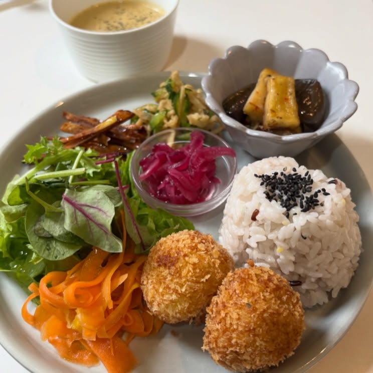 🥢今週のプレートはジャガイモクリームコロッケナスと高野豆腐のハリッサ炒めにんじんとオレンジの和え物きゅうりの香り和え赤玉ねぎ甘酢サツマイモカリカリサラダ南瓜と胡桃のポタージュ今週もよろしくお願い致します#上尾ランチ#ヴィーガン