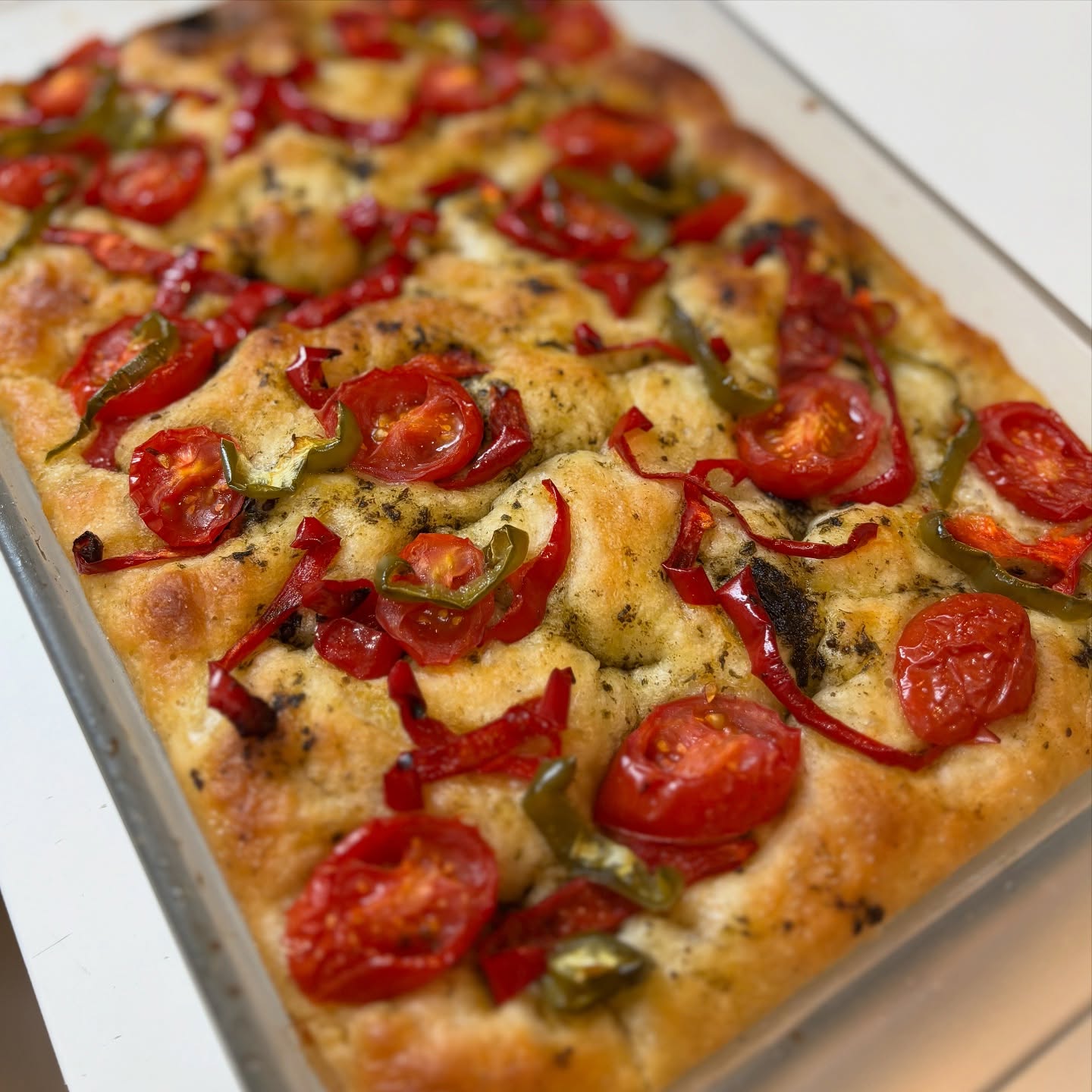 🥪今週のフォカッチャは、ピーマン🫑＆トマト＆バジルジェノベーゼのトッピングです。ふっくらハーブの香りをお楽しみください。#フォカッチャ#ハーブを使った料理