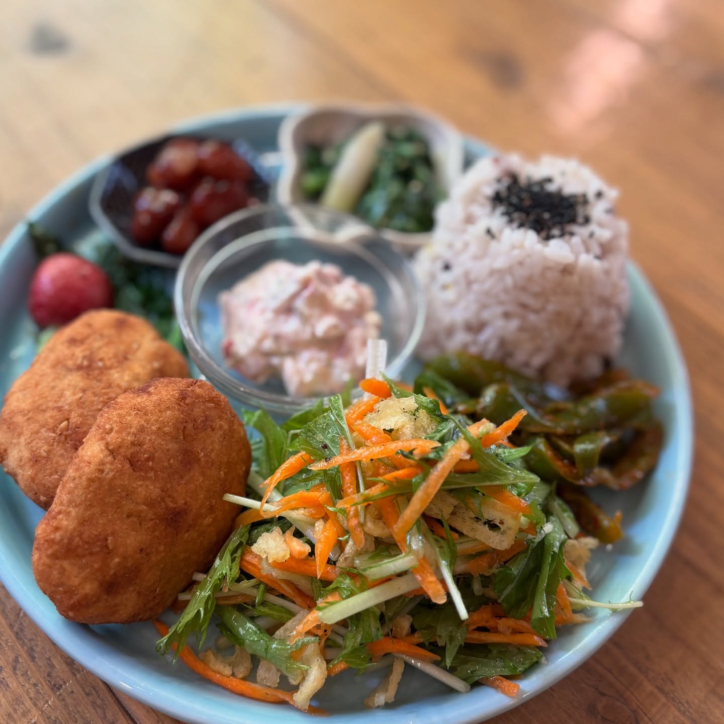 🥢10/1今週のプレートおからとオートミールのナゲット　ローゼルのタルタルソース添えです。ピクルスの代わりにローゼル(白)の塩漬けを入れパセリの代わりにタラゴン(酢と相性がいい)をほんの少し。マヨネーズは豆乳で作ったヴィーガンです。@hao2cai さんのローゼル、今たくさんあるので是非みなさまも作ってみてください。メチャ美味しいです。水菜サラダピーマンのハリッサ炒め葉大根の生姜炒め金時豆ラディッシュのグリル焼きスープはバターナッツかぼちゃのポタージュ@hanoens.soup 今日からAGEバルがスタートしております。ご予約優先になりますので、ホームページのご予約フォームまたはLINE電話かトークからご予約くださいもう10月がぁ。。早いっ今週もよろしくお願い致します。