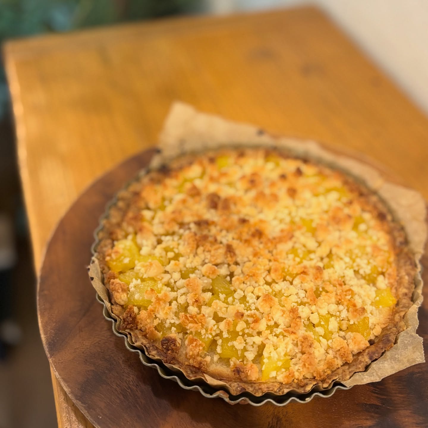 久しぶりにパイナップルクランブルタルト焼きましたフレッシュなパイナップルを白ワインを加えて甘く煮てからグルテンフリーのクランブルを乗せて焼きました。(タルト台は小麦使用)こちらはテイクアウトもできます。今日はすいています-#ヴィーガン #タルト#パイナップルタルト #クランブルタルト