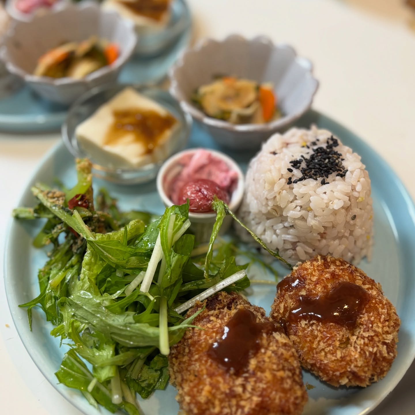 🥢今週のプレートかぼちゃと小豆のコロッケ大根葉のナムル水菜ルッコラサラダラディッシュタルタルソース添えにんじんときゅうり柴漬け手作り胡麻豆腐秋のキノコのトマトスープ3種のキノコのフォカッチャキッシュはサツマイモレーズン(木金土のみ)今週もよろしくお願い致します