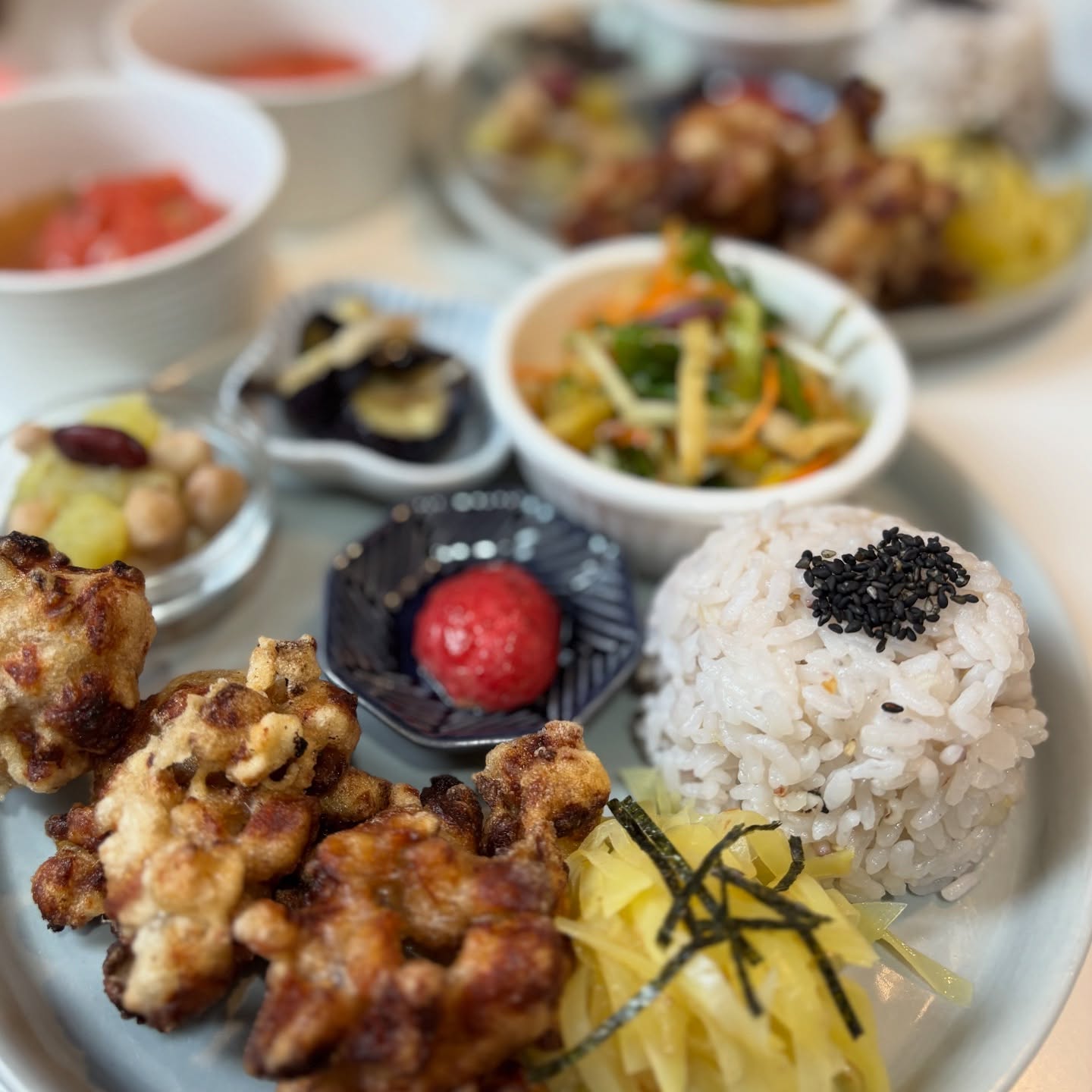 🥢今週のプレート大豆ミートの唐揚げ白菜と水菜のサラダジャガイモ梅あえ茄子の揚げ浸しサツマイモと豆温サラダラディッシュのピクルス丸ごとトマトのスープ (@hanoens.soup )今日はオープン前にお手伝いにYちゃんが来てくれました。いつもはバタバタの水曜日がとっても楽にオープンできました。やっぱり1人より2人ですね。こんなに楽ならお菓子作りやお惣菜作りが好きな人、誰かお手伝いさんがいてもいいなぁと思いました。タイミングみて募集したいと思います。今週もよろしくお願い致します。