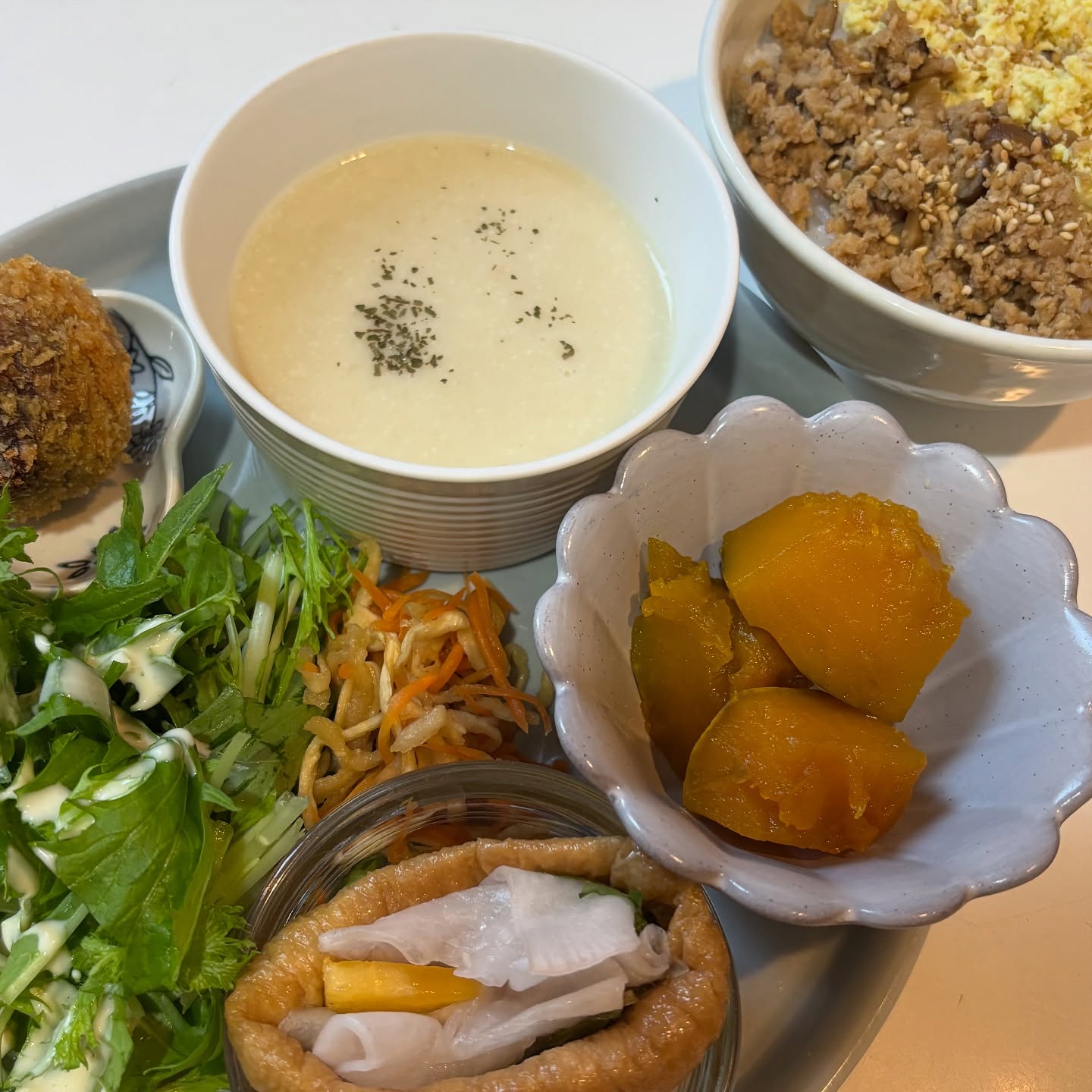 🥢今週のプレートはそぼろご飯紫芋コロッケ柿と大根のなますいなりにんじんの和物かぼちゃの煮物水菜とわさび菜サラダカブのポタージュ本日でAGEバルが終了いたしました。ご来店くださったお客様ありがとうございました。スタンプの1番目が葉の園だったときはとても嬉しいものです。もちろん何番目でも️上尾ならではの飲食イベント。なかなか屋外のイベントに参加できず新しいお客様との出会いが難しかったり。でもこのようなイベントで初めてお店に来てお会いできるのは嬉しいです。今年は物価が恐ろしいほど上がって経営的にも悩ましいところもあるのですが、とりあえず今できることを一生懸命頑張ります。よかったらまたいらしてくださいね。AGEバル1ヶ月間ありがとうございました