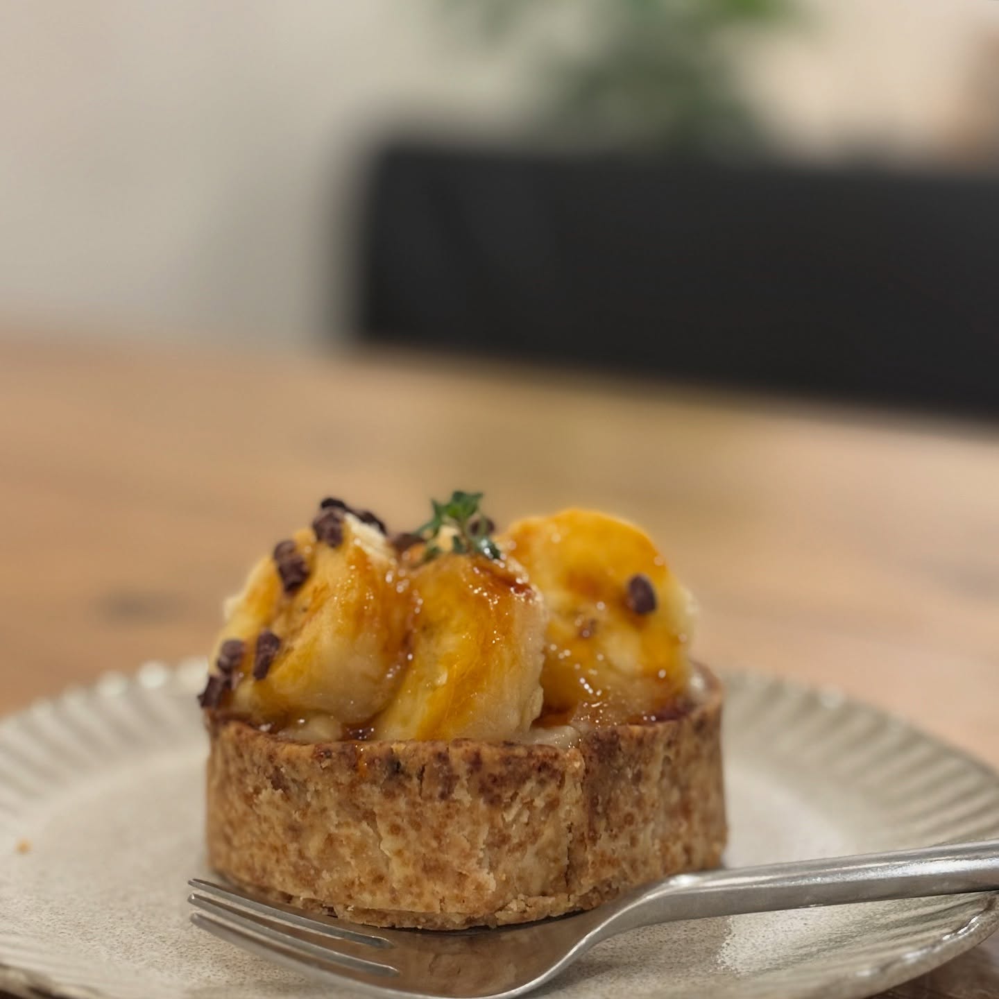キャラメルバナナタルトバージョンアップしたバナナタルトです。シナモンカスタードクリームと程よいコゲ味のカラメルがアクセントになっています。数量限定です。#キャラメルバナナタルト