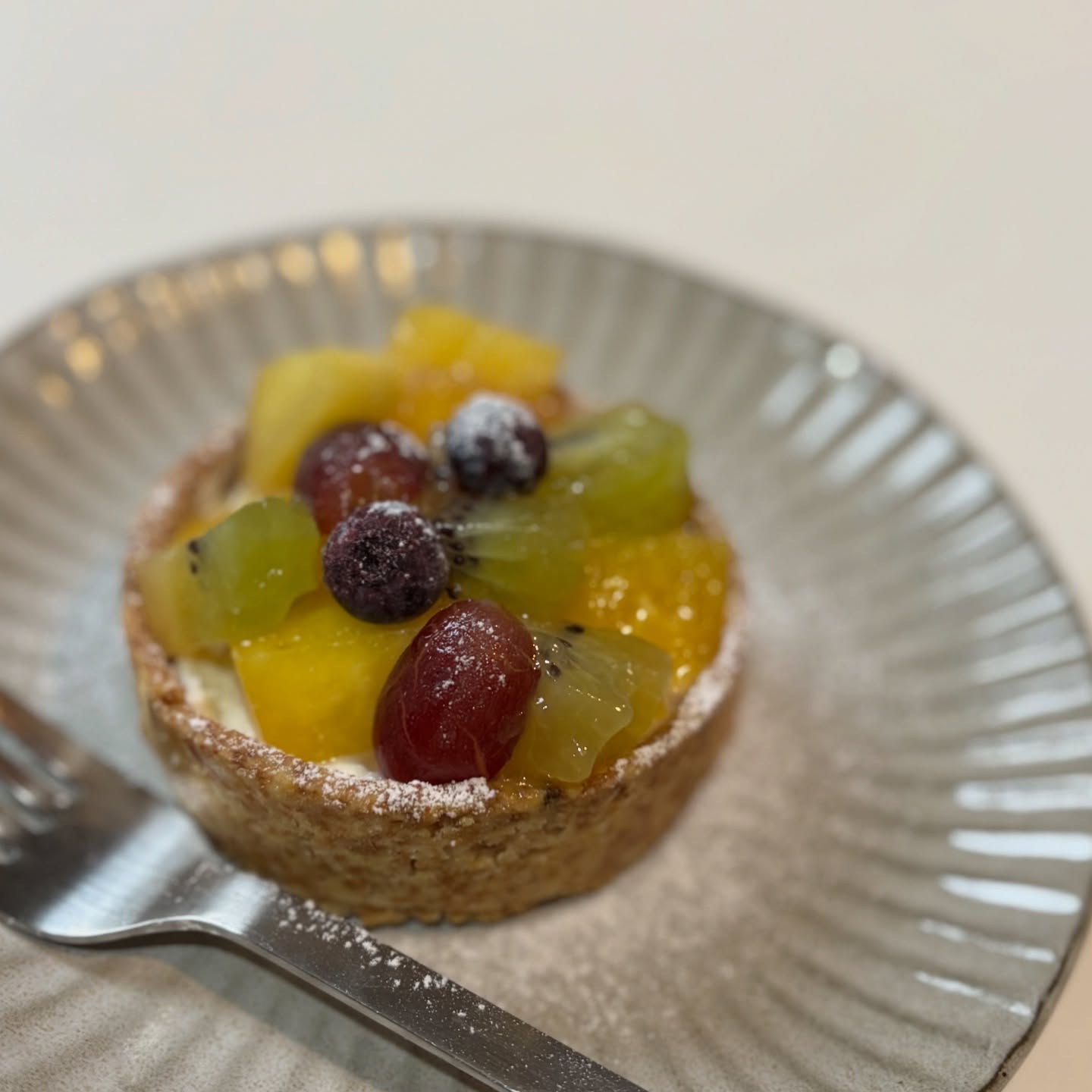 こちらはフルーツタルトパイナップルやキウイ🥝ブドウなどを白ワインシロップに漬け込んでからタルトに乗せます。明日まで