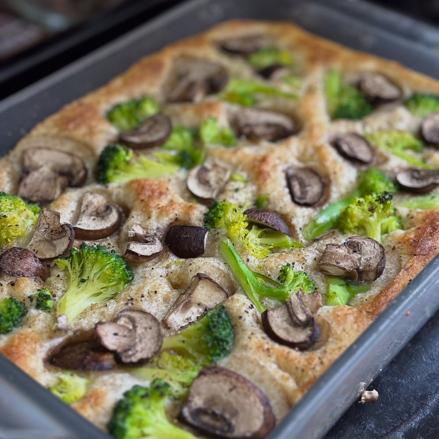 今週のフォカッチャは、ブロッコリー&マッシュルームブラックペッパーです。今週もライ麦粉を加えて少し硬さを出して焼き上げました。寒くなりました。ババシャツ来てレッグウォーマーで冬に向けて頑張りましょう。今週もよろしくお願い致します。