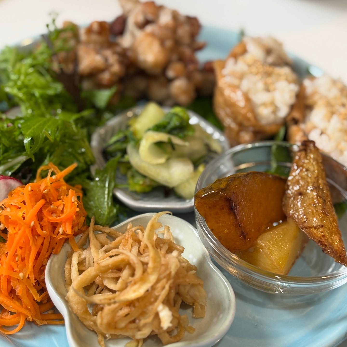 🥢今週のプレートは大豆ミートの唐揚げ3種の野菜の揚げ浸し4種のグリーンサラダ山東菜の浅漬けあやめ雪カブのナムル🥕しりしり稲荷ご飯かぼちゃのカレースープ本日は17時閉店となります。よろしくお願い致します。