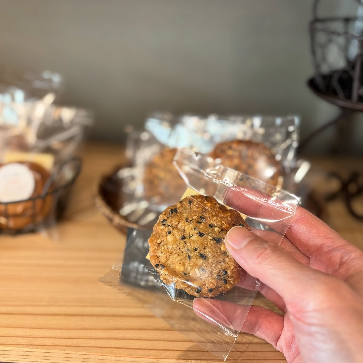 押麦と有機ゴマのクッキー初登場ですがなかなかイケます。美味。パリッとした食感で満腹感もあり。まったり甘めのチャイといかがでしょうか。#セサミクッキー