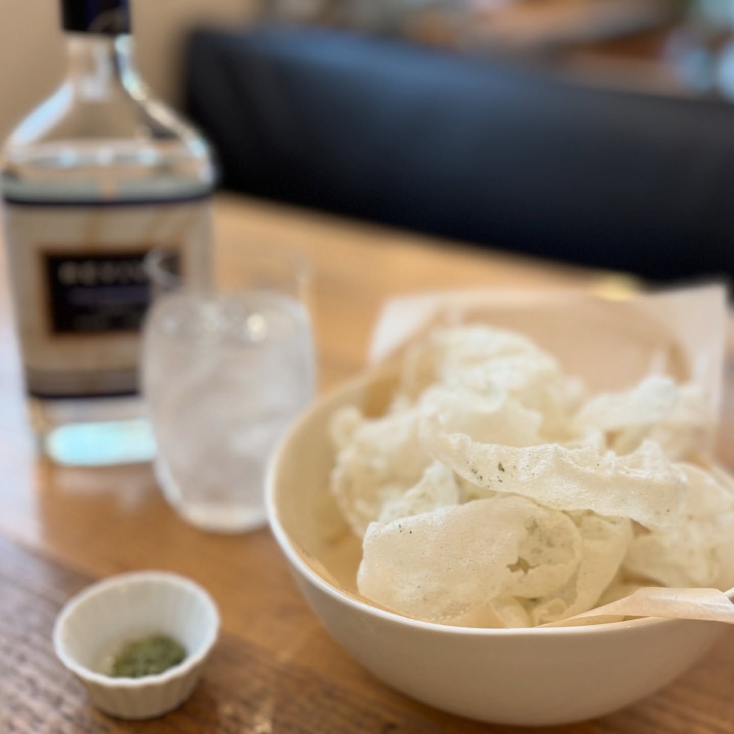 ハーブやスパイスを使ったクラフトジンをいくつか取り揃えております。最近、たくさんいろいろな種類のクラフトジンが出てますね。私の独断と偏見でいくつかメニューに取り入れてみました。お酒と合うおつまみハーブソルトをまとった揚げライスペーパー。しょっぱい系のおつまみがアルコールとも合うのでお酒すすんてしまいそう…ハーブソルトはご自身でお好みでふりかけていただくことも出来ます。軽い食感でサクサク美味しいです。