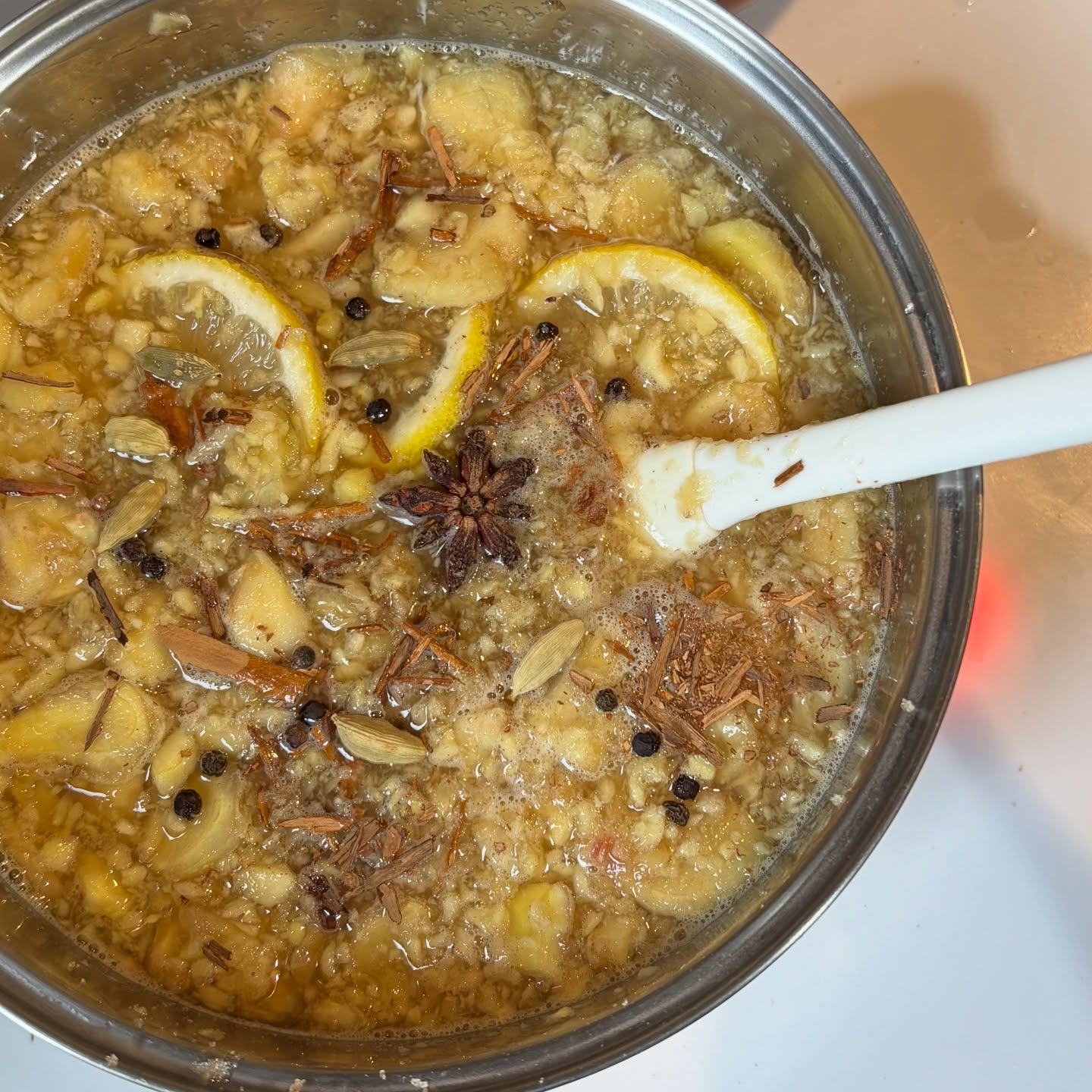 🫚スパイスジンジャーシロップ今年も地元産の生姜と黒糖を使ってスパイスジンジャーシロップを仕込みました。身体温めて風邪予防に。販売用もご用意しております。数量限定ですのでご希望の方はお早めに。#ジンジャーシロップ