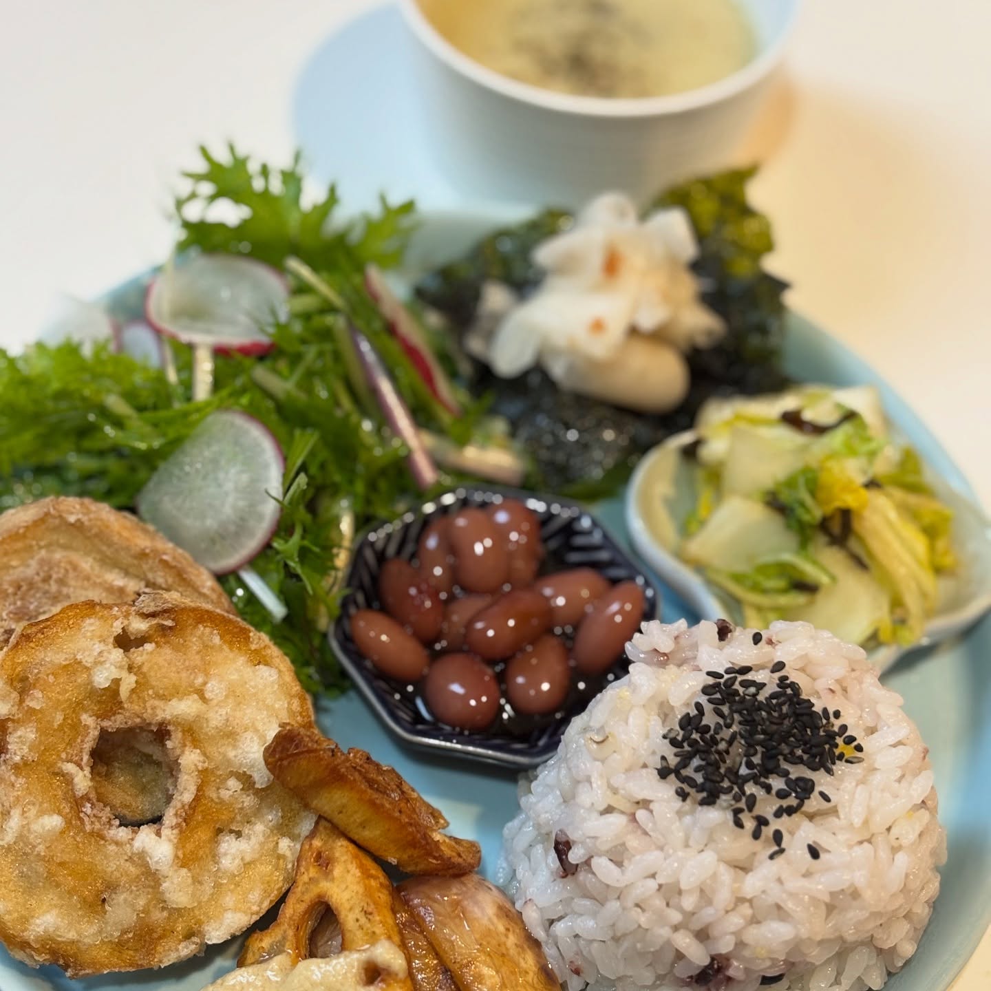 🥢本日のプレート車麩竜田揚げ3種のグリーンサラダ揚げ根菜とゴマディップ金時豆の甘煮白菜浅漬け大根梅あえ&揚げのりジャガイモコロコロハーバルスープ※お惣菜は日々変わります。今週もよろしくお願い致します