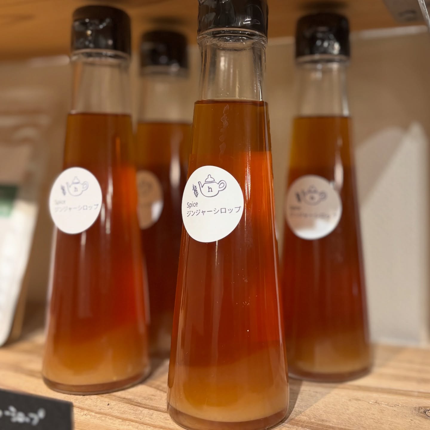 🫚黒糖入りスパイスジンジャーシロップ販売しております。この秋冬に温かいジンジャー＆スパイスティーで対策しましょう〜シナモン、アニス、カルダモン、ブラックペッパーなど。#ハーブシロップ#スパイスジンジャーシロップ