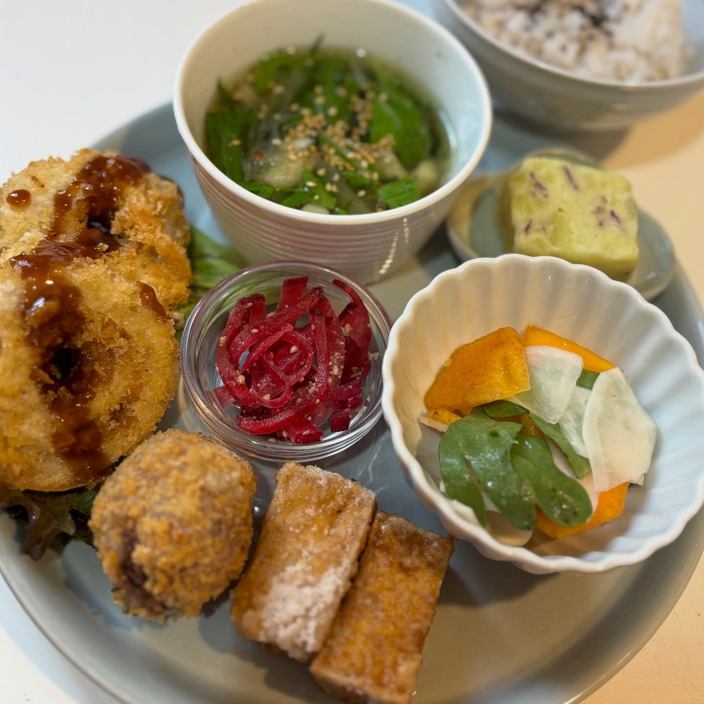 🥢本日のプレート水菜のシャキシャキスープ車麩とジャガイモローゼルのフライ春菊と柿と蕪の和えもの厚揚げ甘辛煮紅大根黒酢サツマイモ煮雑穀ご飯※お惣菜は日々変わることがあります※本日も通院のため17時20分closeします。今週もよろしくお願い致します。#上尾カフェ #ヴィーガン