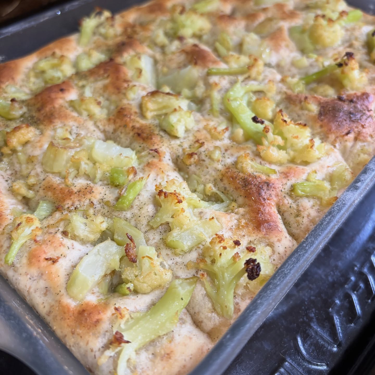 🥦カリフローレのフォカッチャハーブ×カリフローレを乗せて焼きました。ふんわりハーブの香りと歯応えを残して焼いたカリフローレ。熱々でお出しします。︎テイクアウトも可能#フォカッチャ