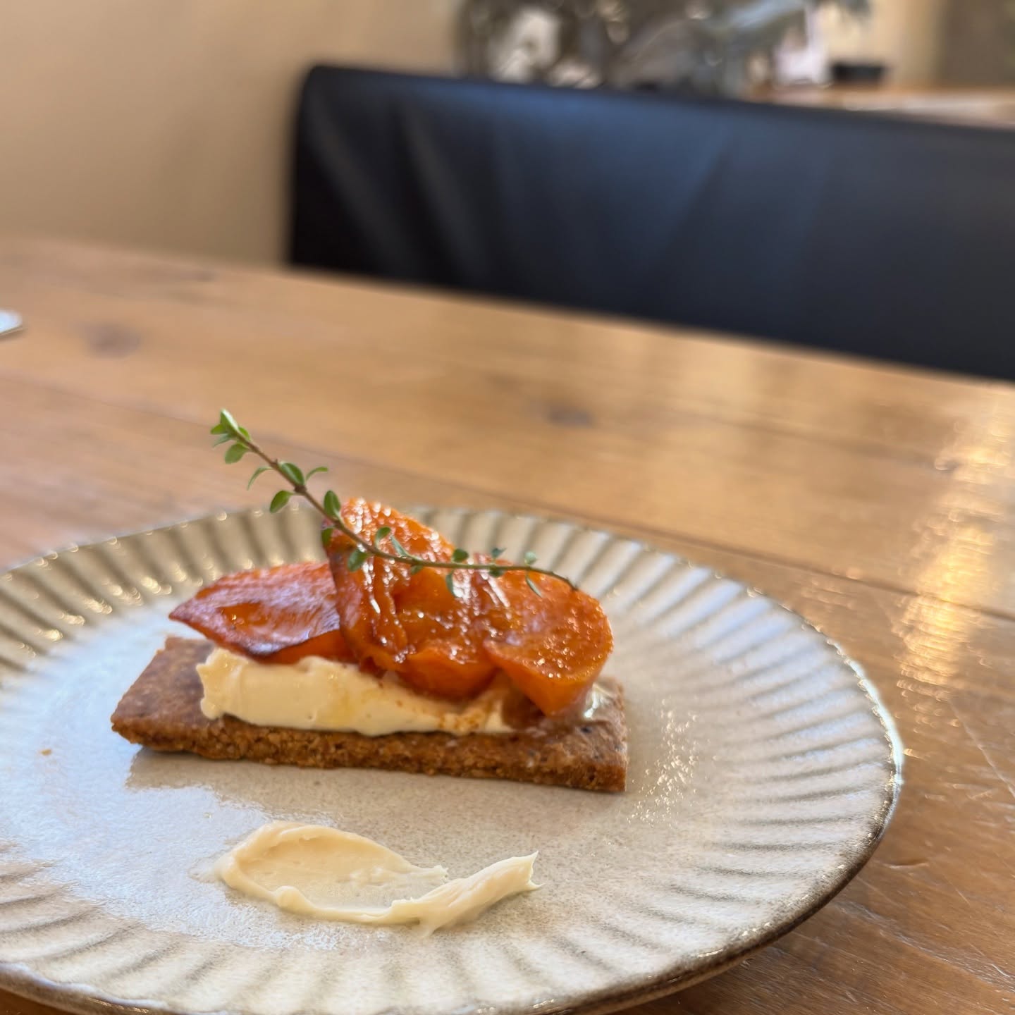 柿のおつまみハーブのクラフトジンとあわせて柿のおつまみ。酒粕のクッキーにヴィーガンクリームチーズ、ソテーした柿を乗せて。柿はほんのり甘くて、クリームチーズとよくあいます。ワインのおともにいいですね。#柿のおつまみ#柿のデザート