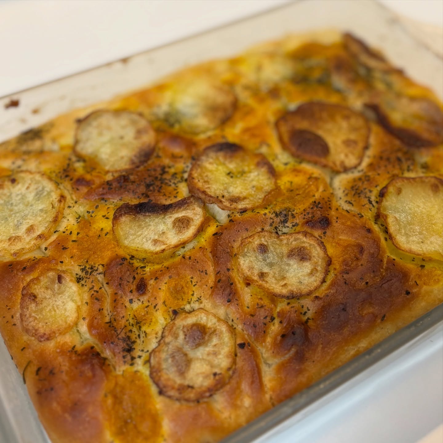 🥔ジャガイモのカレーフォカッチャ自家製カレー麹をソースにジャガイモとともにカリッと焼き上げたフォカッチャですこちらもテイクアウト出来ます小腹がすいたらほおばってね#フォカッチャ