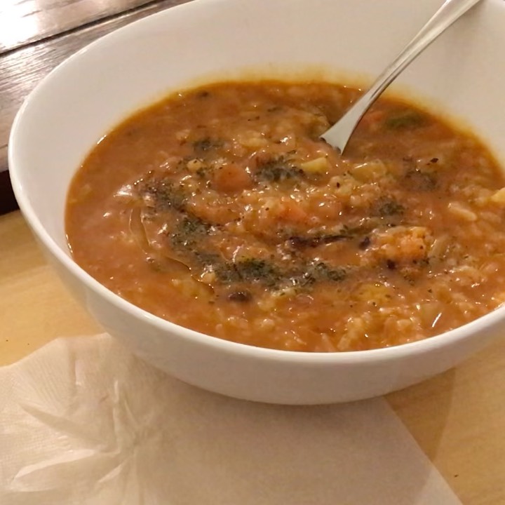 トマトカレーのチーズリゾットヴィーガンチーズがとろりと。カレー風味をプラスした熱々のトマトリゾットですメニューにないですが、今週限定でInstagramを見たといってオーダーしてね