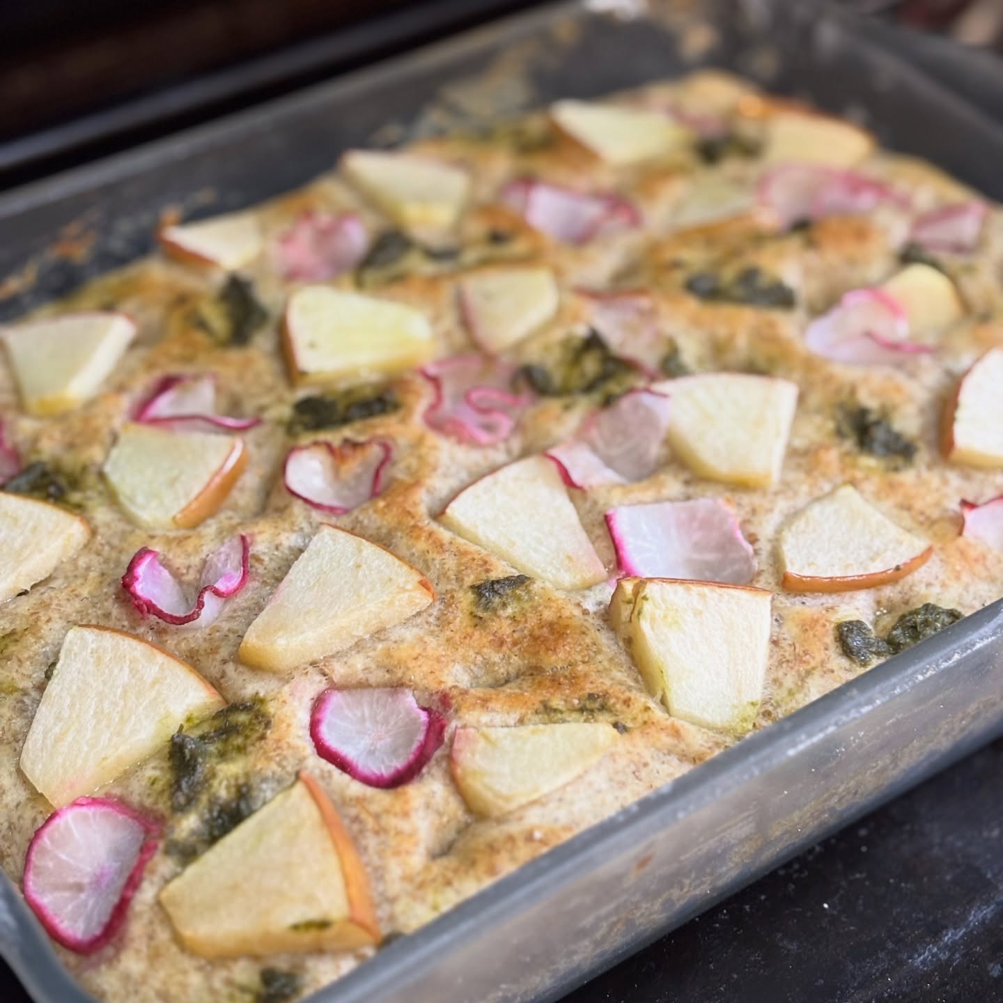 りんごとラディッシュのフォカッチャ酸味と辛味、ちょっと変わった組み合わせですが、いろいろな味を楽しむのも楽しいです。今週のフォカッチャルッコラソースを添えて#フォカッチャ