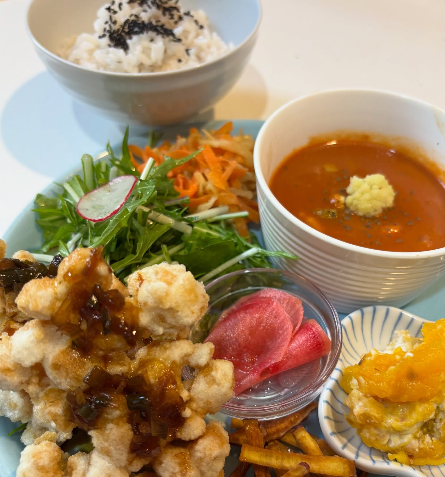 🥢今週のプレート大豆ミートの唐揚げネギ醤油だれかぼちゃとナッツのサラダにんじんと大根香り和えサツマイモフライ水菜のサラダ豆と野菜のトマトスープ雑穀ご飯テイクアウトお菓子ボタンビスケット(きな粉、抹茶)胡麻クッキー酒粕クッキーフロランタンスコーン(プレーン)今週もよろしくお願い致します