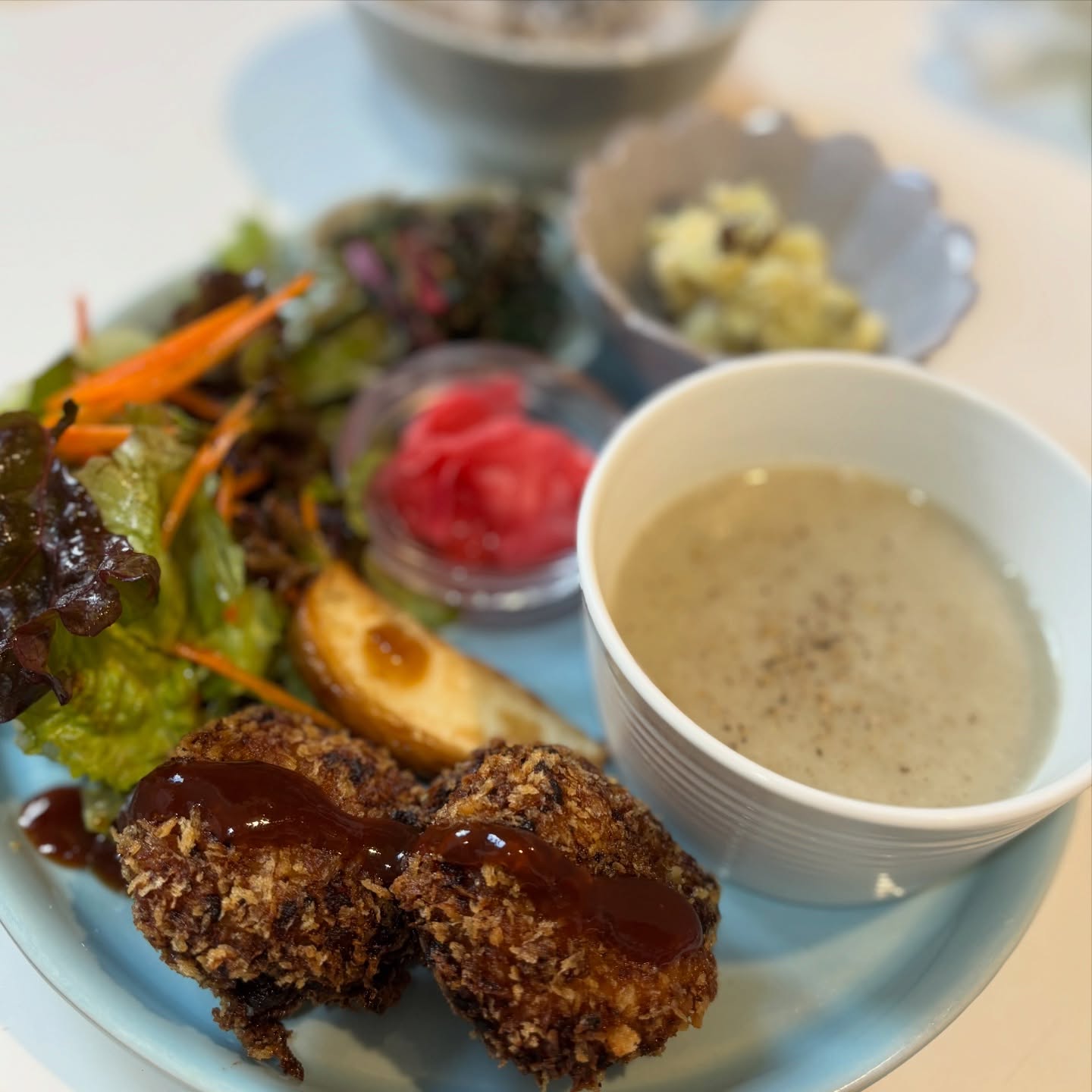 🥢今週のプレートフランス菊芋のポタージュつきみかぼちゃのコロッケ赤カブの甘酢あやめ雪カブの素揚げヴィーガンディップ赤ほうれん草の胡麻和えサツマイモクリームサラダサニーレタスとにんじんとカシューナッツのサラダゆずドレッシング今週もよろしくお願いいたします