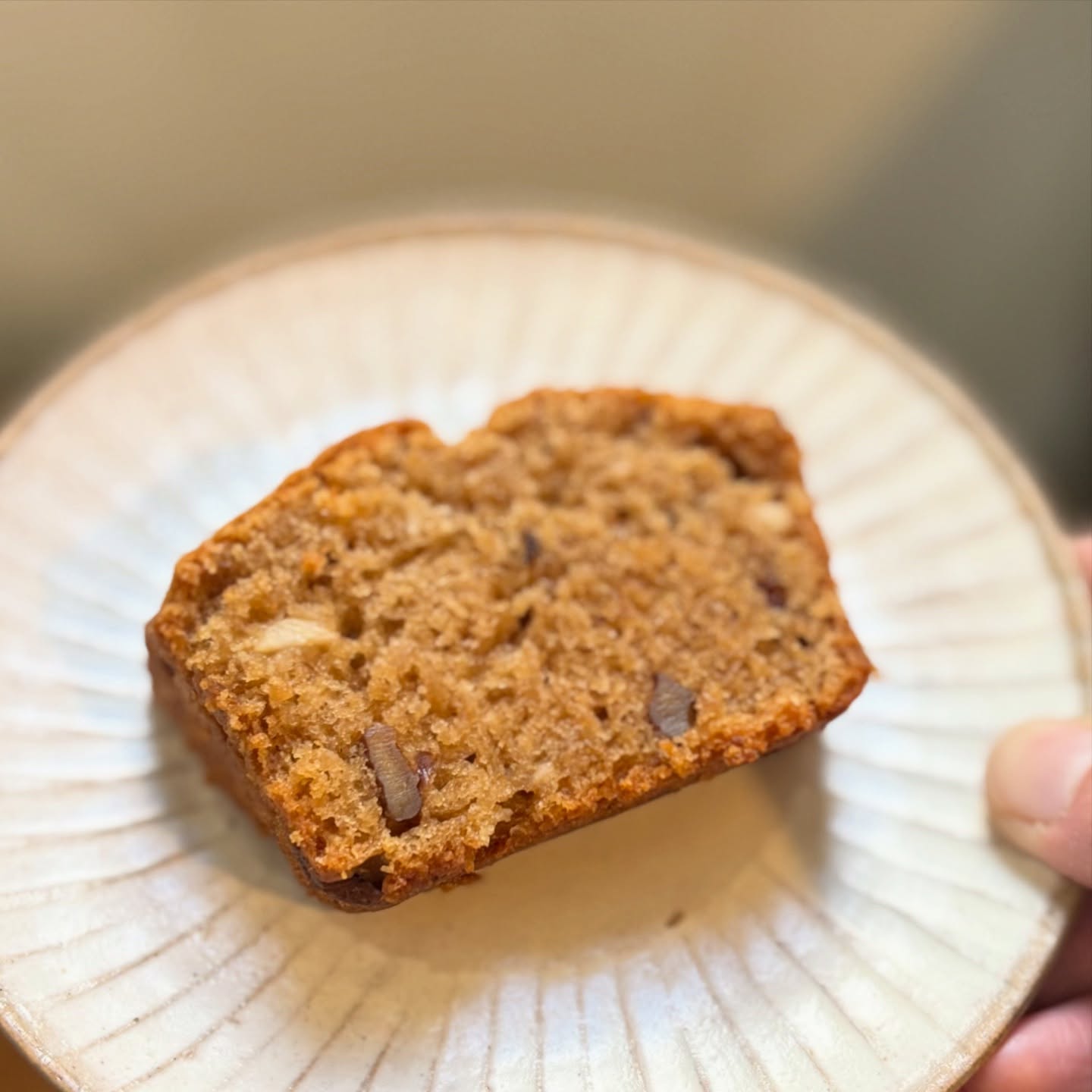 里芋と胡桃のパウンドケーキ冬の野菜を使ったケーキ、なんかないかなーと考えてて思いつきで作ったわりにはまぁまぁのケーキになりました。お砂糖は黒糖のみで白味噌を加えています。甘さ控えめでほんのり甘い。里芋はある程度潰して滑らかにしますが、ちょっとだけつぶを残しました胡桃の粒とともに食感があります。里芋の粘りは感じませんが、なんとなく身体あたためるスイーツという感じで良いのではないでしょうか。テイクアウトもできます。よろしくお願いいたします