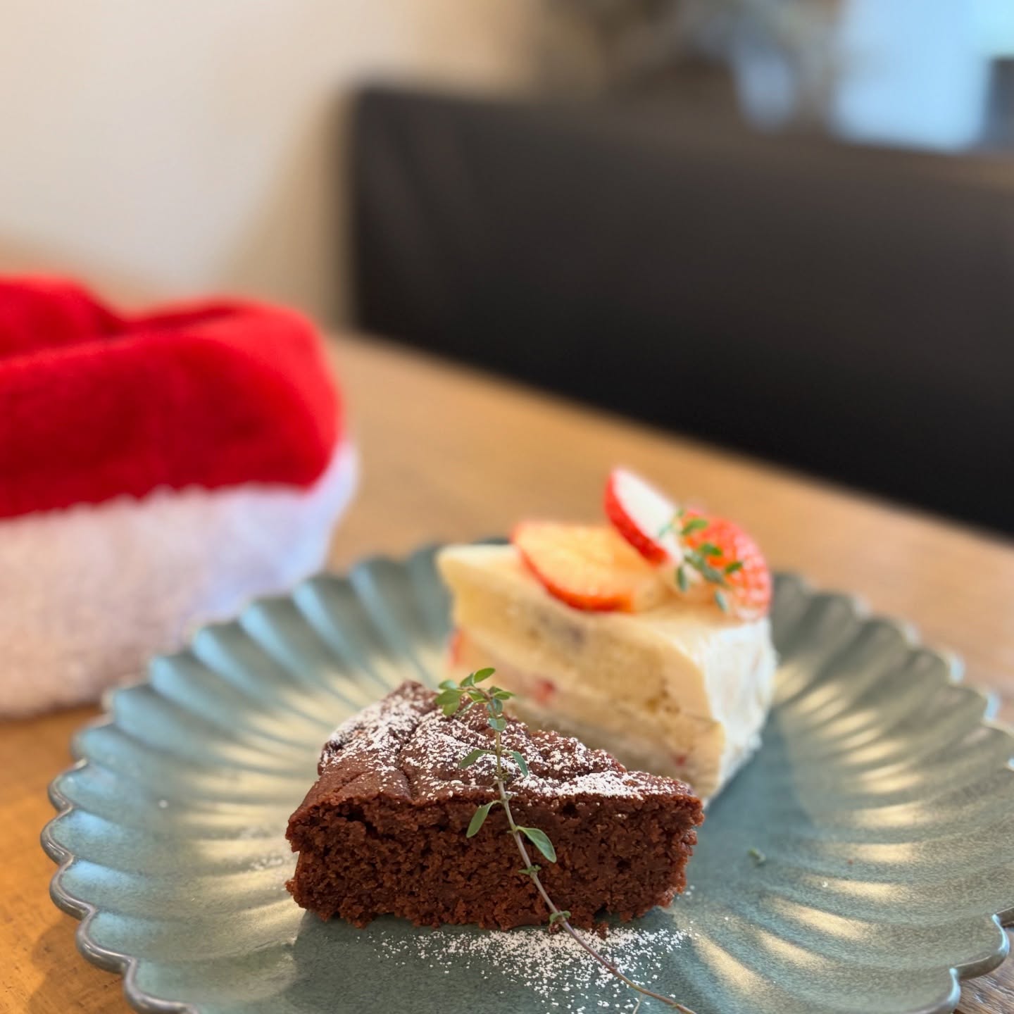 今日からいちごのショートケーキとカルダモンショコラケーキがございます2点セットできます。