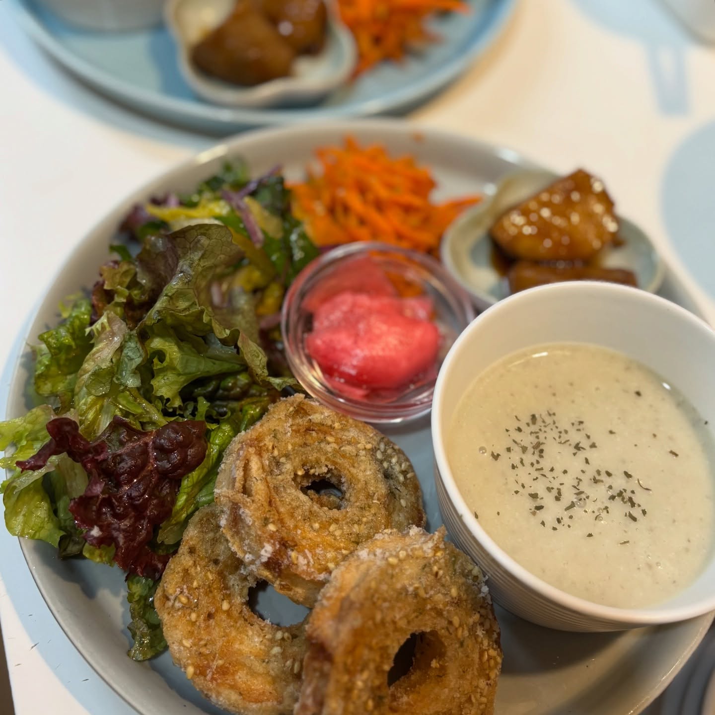🥢今週のプレート〜車麩の胡麻フライ白菜と水菜の塩漬けにんじんしりしり里芋の照り煮カブの甘酢菊芋のポタージュ雑穀ご飯年末年始は12/28から1/6まで定休日＆冬季休業となります。物販は1/7から発送ですが、メール等はお休み期間中でも受け付けております改めて固定投稿にしておきます。Googleページは反映されておりますそれでは今週もよろしくお願いいたします