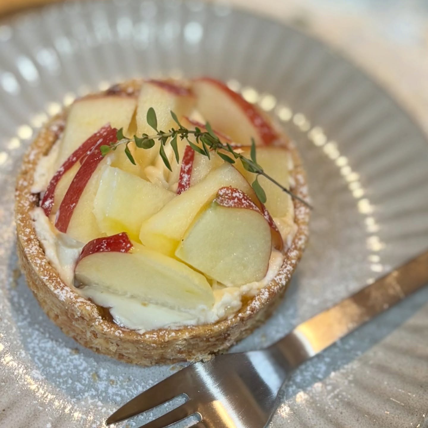 フレッシュりんごのタルトは残りわずかです甘酸っぱいフレッシュのリンゴがそのままクリームの上に。ザクザクタルトと合わせてどうぞ今日は強風🌬️のため、のぼりをしまって営業しています。今年も明日までの営業です。今日も明日も通常通り営業しております。よろしくお願いいたします
