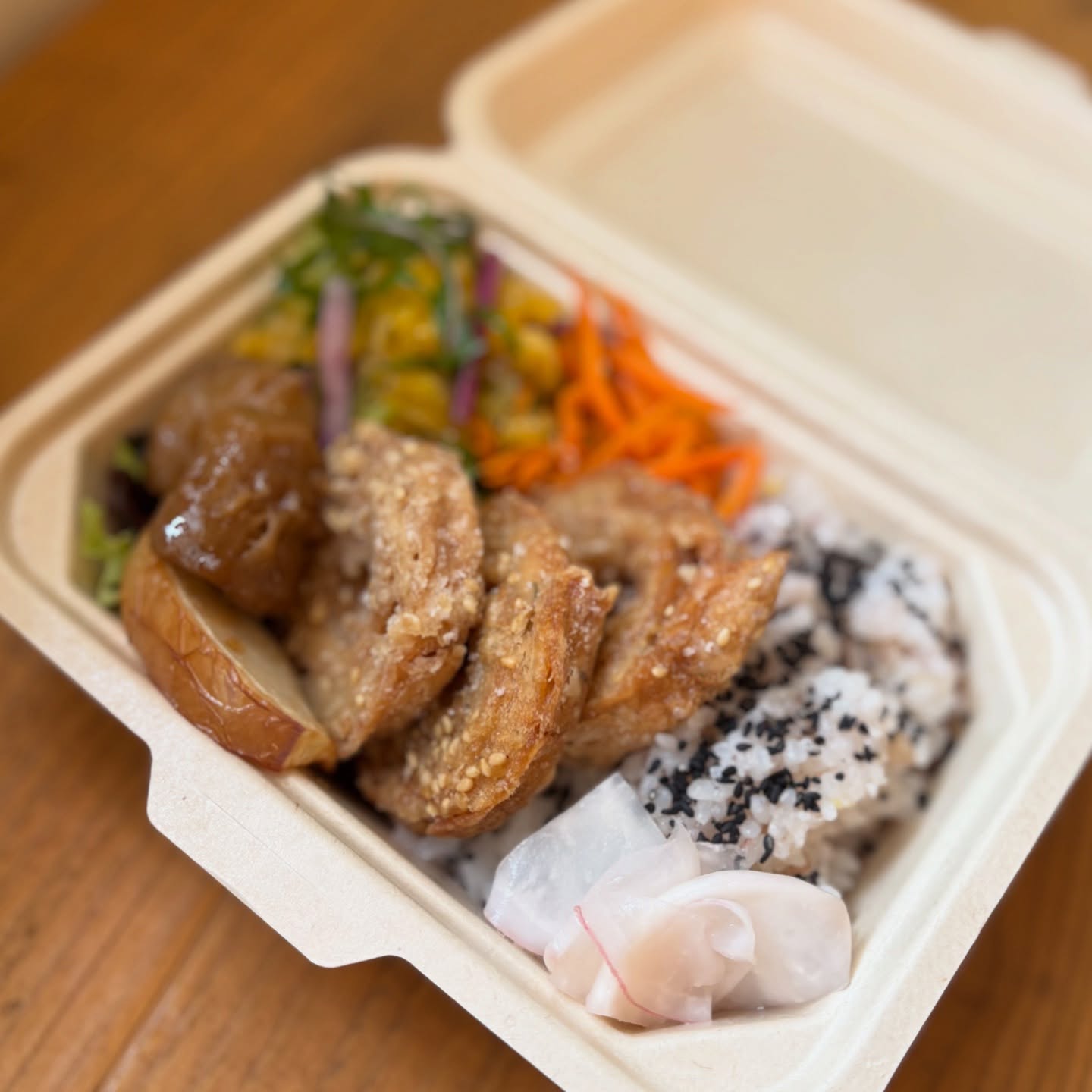 本日はお弁当のテイクアウトを受け付けております16時までのご予約で受け取りは18時まで。ご飯なし、ご飯あり(写真)がお選びいただけます。ご飯はなくなり次第終了です。なお、本日はお惣菜のテイクアウトもご用意しております。大掃除忙しいですね。是非ご利用くださいね。#テイクアウトランチ