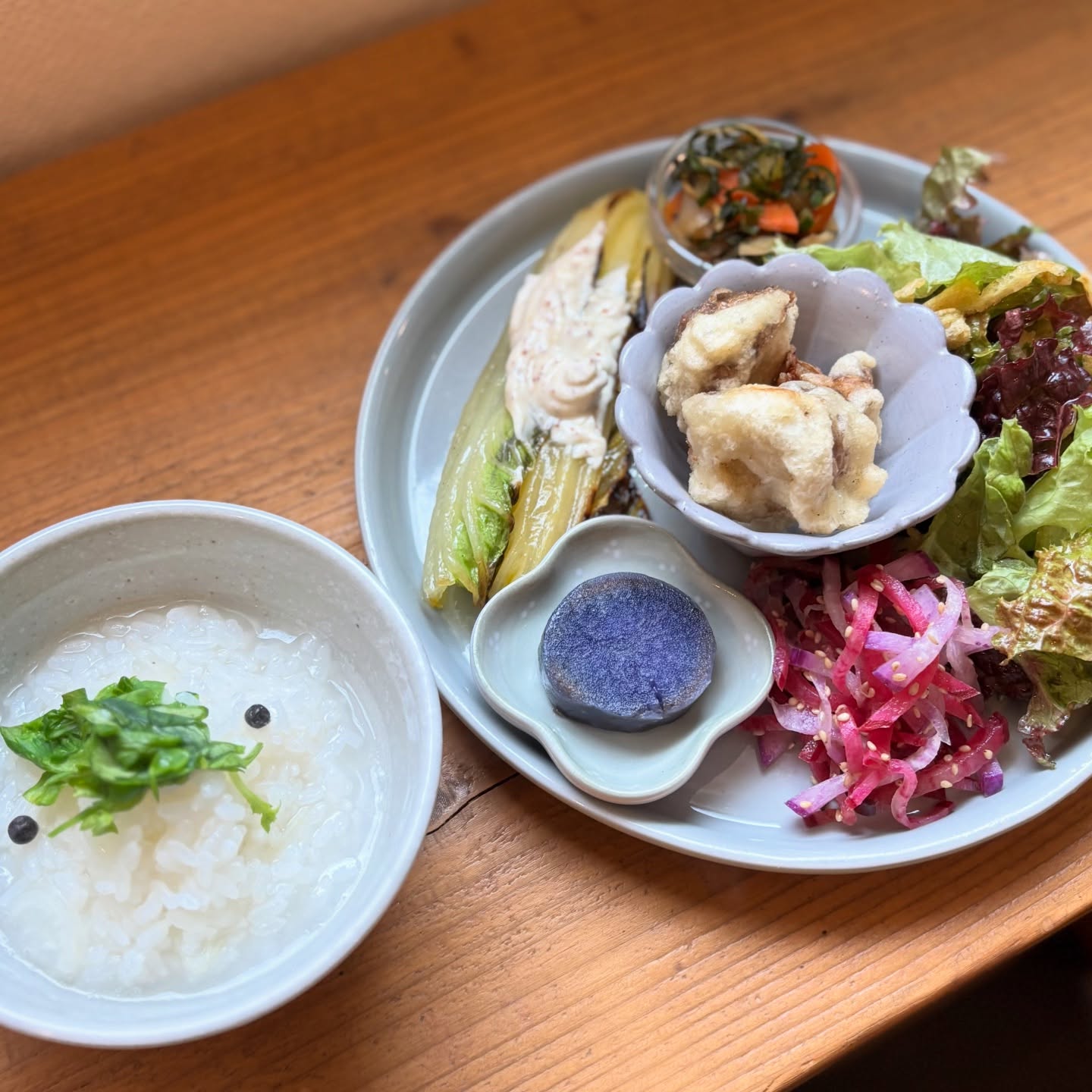 本日より2026年の営業がスタートしました。改めまして本年もどうぞよろしくおねがいいたします。さて今週のプレートはたっぷり有機野菜を使ったベジプレートになっていますまた今日はスープご飯の代わりにゆず塩で味付けした七草粥をおつけできます白菜のオイル蒸しヴィネグレットソース添えフランス菊芋のフライ冬野菜の福神漬け紅大根のナムルシャドークイーン甘煮サニーレタスのサラダスープ＆ご飯　または七草粥我が家も今日の朝は土鍋で七草粥をいただきました寒い朝のお粥は本当に身に沁みますね食べた後もずっとあったかくてそして胃にホッカイロのせてるみたいに寒さを忘れさせてくれますお粥って本当に温まります是非ご注文の際にお声掛けください今週もよろしくおねがいいたします