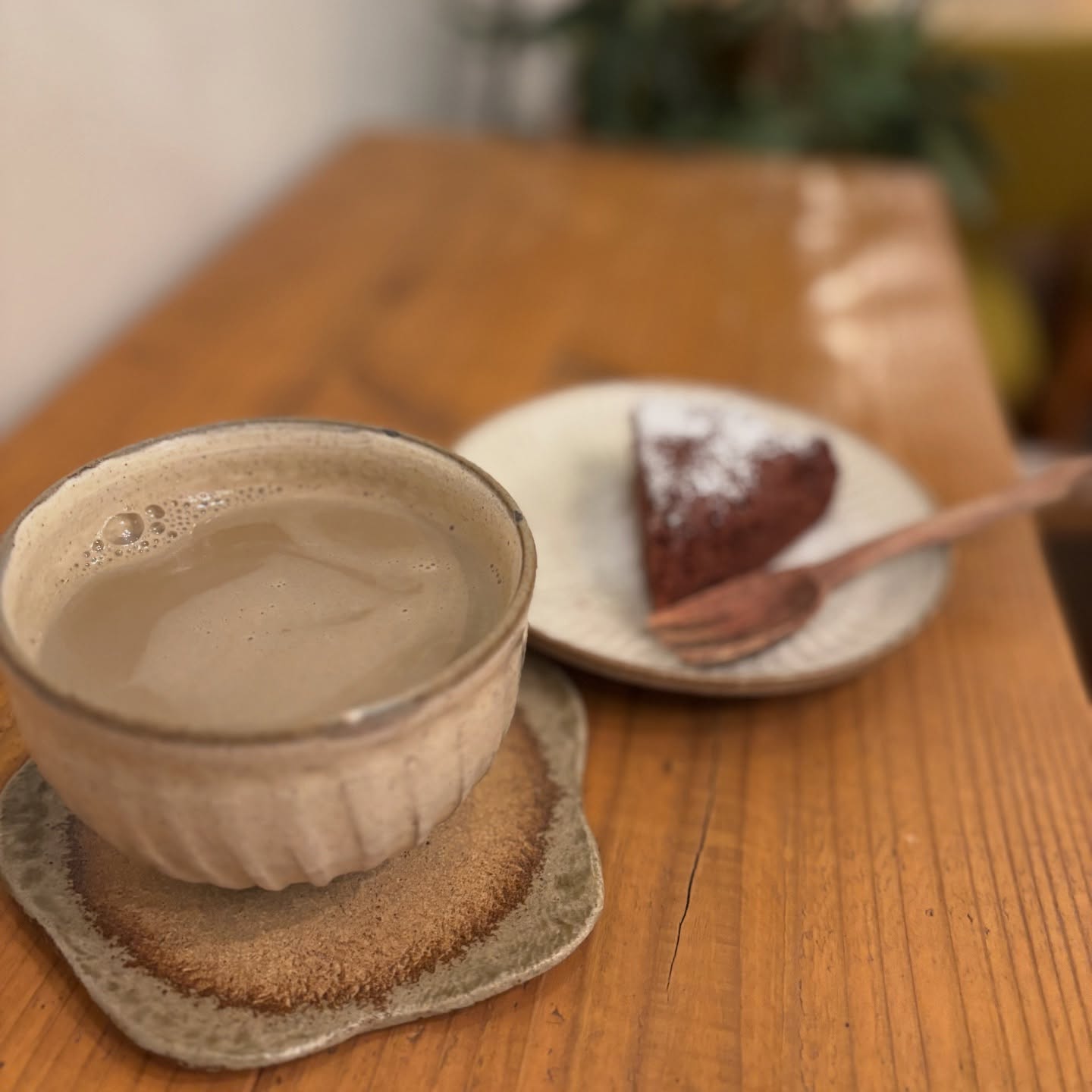 有機栽培の産直ほうじ茶ラテ、今月からスタートです。豆乳または牛乳がお選びいただけます。嘉永三年創業の千利休のふるさとから良質な原料のみを厳選し、堺流の製茶技術で作られた、香り高いほうじ茶を味わっていただけます。テイクアウトも可能です