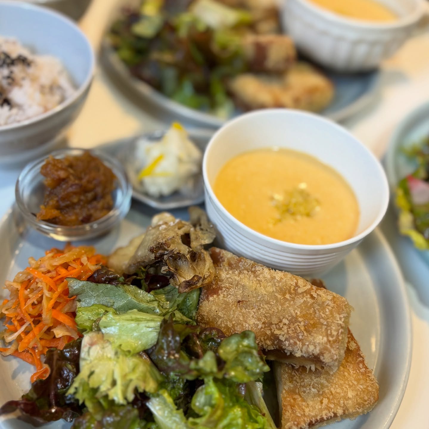 🥢今週のプレート高野豆腐の甘辛揚げ舞茸のフライカブの柚子なますにんじんと切り干し大根の香り和えかぼちゃと小豆のいとこ煮サニーレタスのサラダ白菜のスープスープには出汁を使わずに自家製コンソメ麹を使い優しい味に仕上げています。トッピングに白菜のオリーブ炒めを乗せてシャキシャキ感とアクセントを楽しめます白菜のオレンジがよくでています昨日は急にお客様が増えてご案内出来なかったお客様、申し訳ありませんでした。今日はとっても静かですー🤭今週もよろしくおねがいいたします