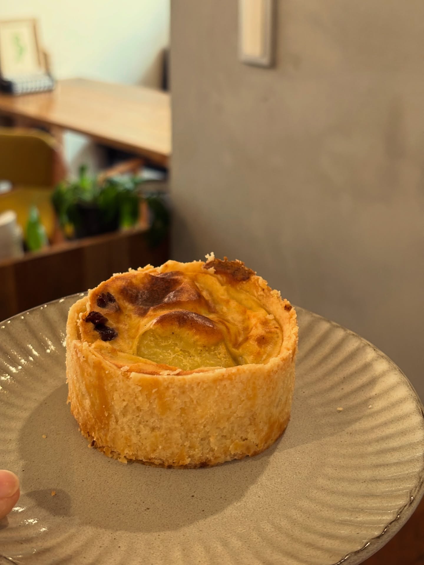 キッシュ久しぶりに焼きましたサツマイモレーズンレーズンの甘さとサツマイモのホクホク感が人気ですあまり数がないのでお早めにどうぞ※キッシュは２日前までにご予約いただくと数を確保できます。是非ご利用くださいね#ヴィーガンキッシュ