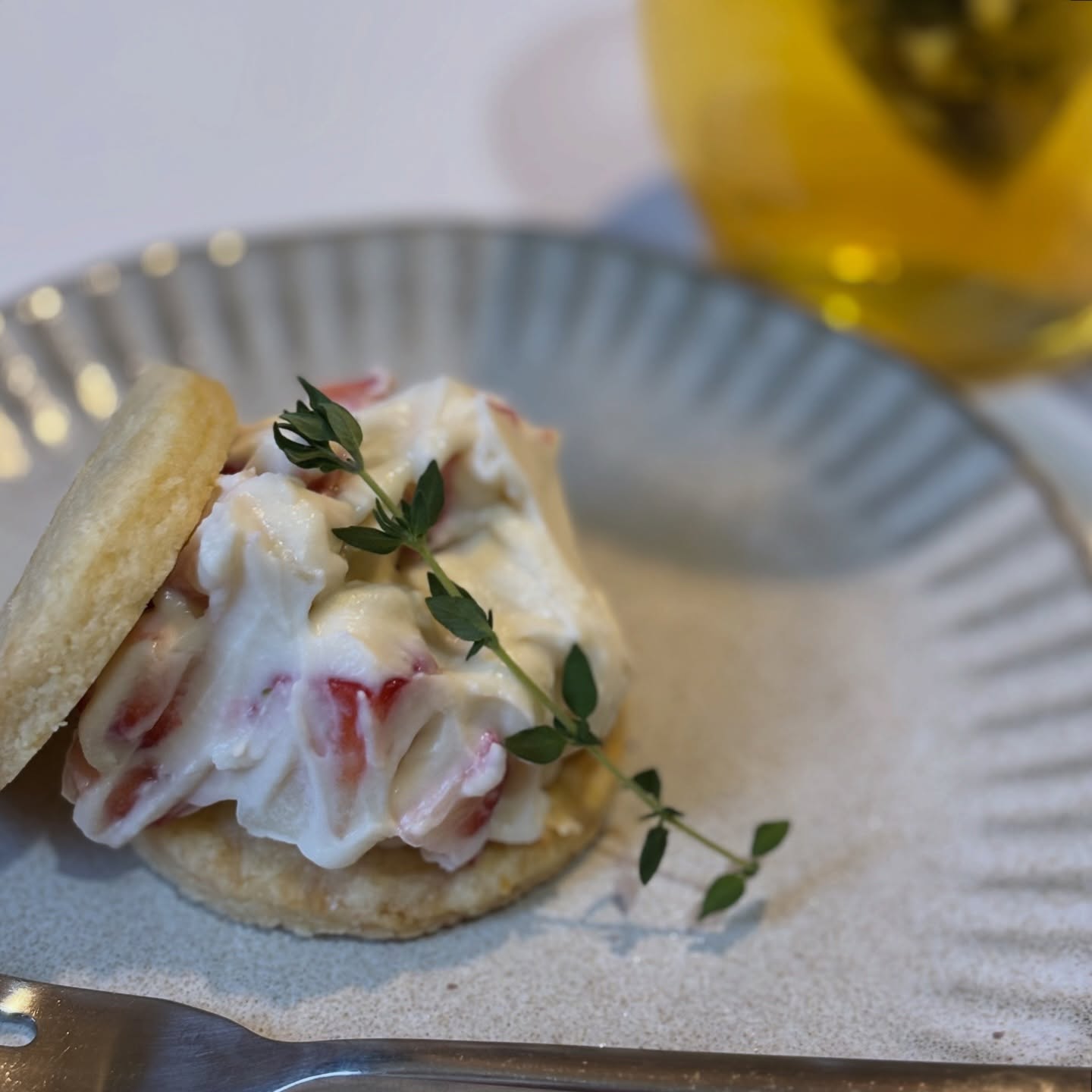 今週のスイーツはいちごのクッキーサンドをご用意しております。そろそろ美味しい季節ですね。クッキーサンドはザクザク崩しながら召し上がっていただきます、ラムレーズンクッキーサンドもございます#