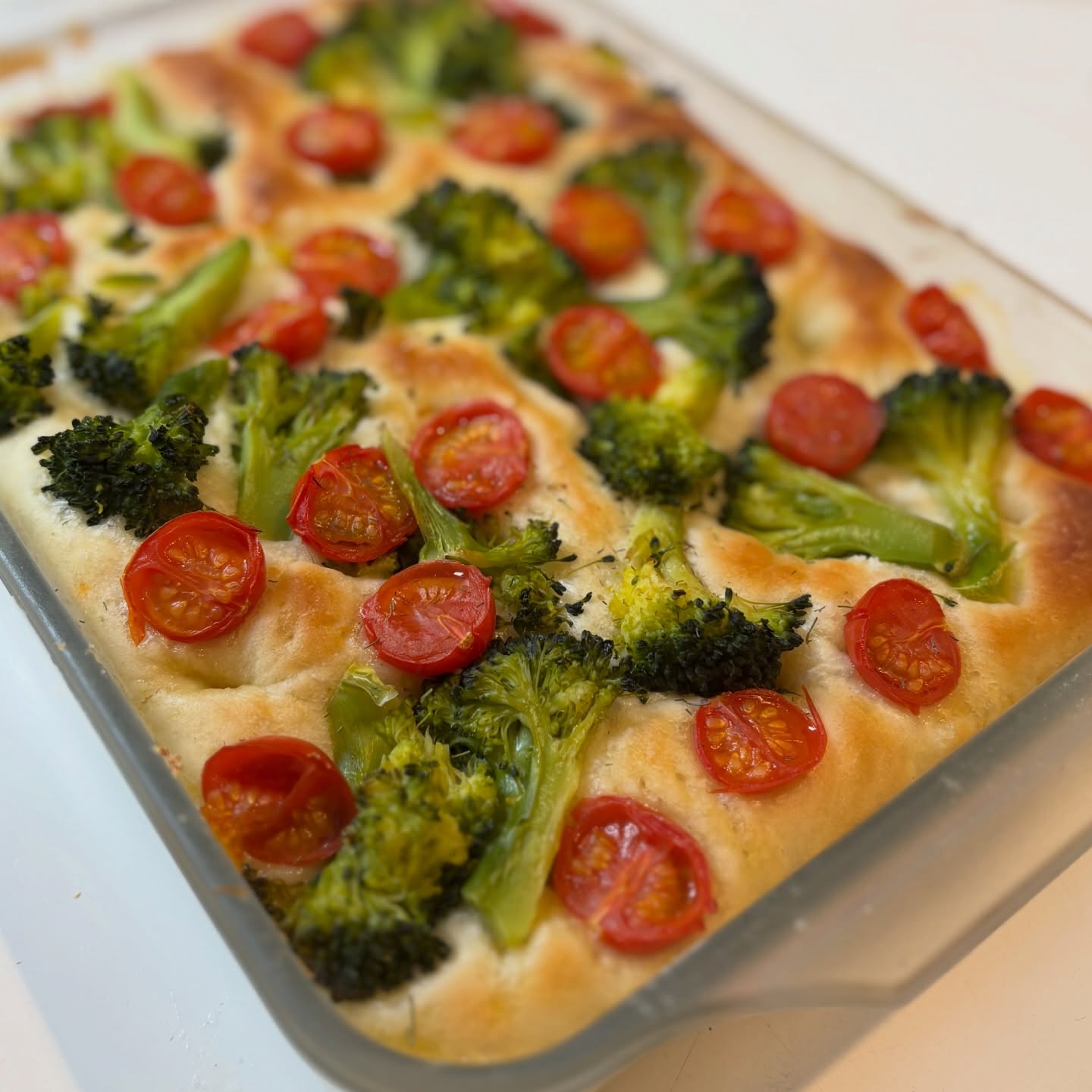 トマトとブロッコリー&フェンネルのフォカッチャちょっとだけ食べたいときのフォカッチャランチはサラダ、スープ、お惣菜1点、フォカッチャがついています。#フォカッチャ