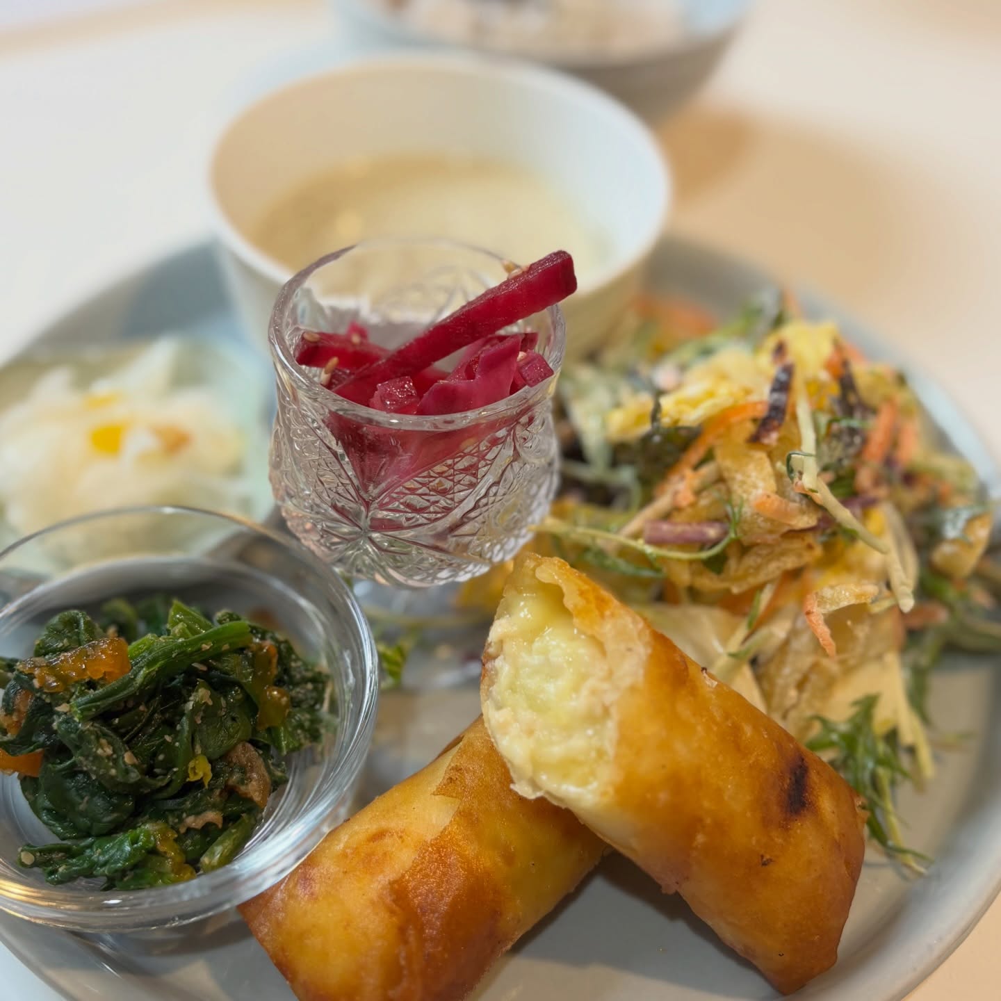 今週のプレートポテトクリームの春巻き(アイマサリとホワイトソース、北海道コーン、ヴィーガンチーズをとろりと演出)白菜と水菜のさらほうれん草とあんぽ柿の胡麻和えカブの柚子甘酢紅くるり大根のナムル菊芋のポタージュテイクアウトは胡麻クッキー、ヘーゼルナッツクッキーキャロットケーキ本日はカフェインレス有機コーヒーゼリーございますよろしくおねがいいたします#ヴィーガン