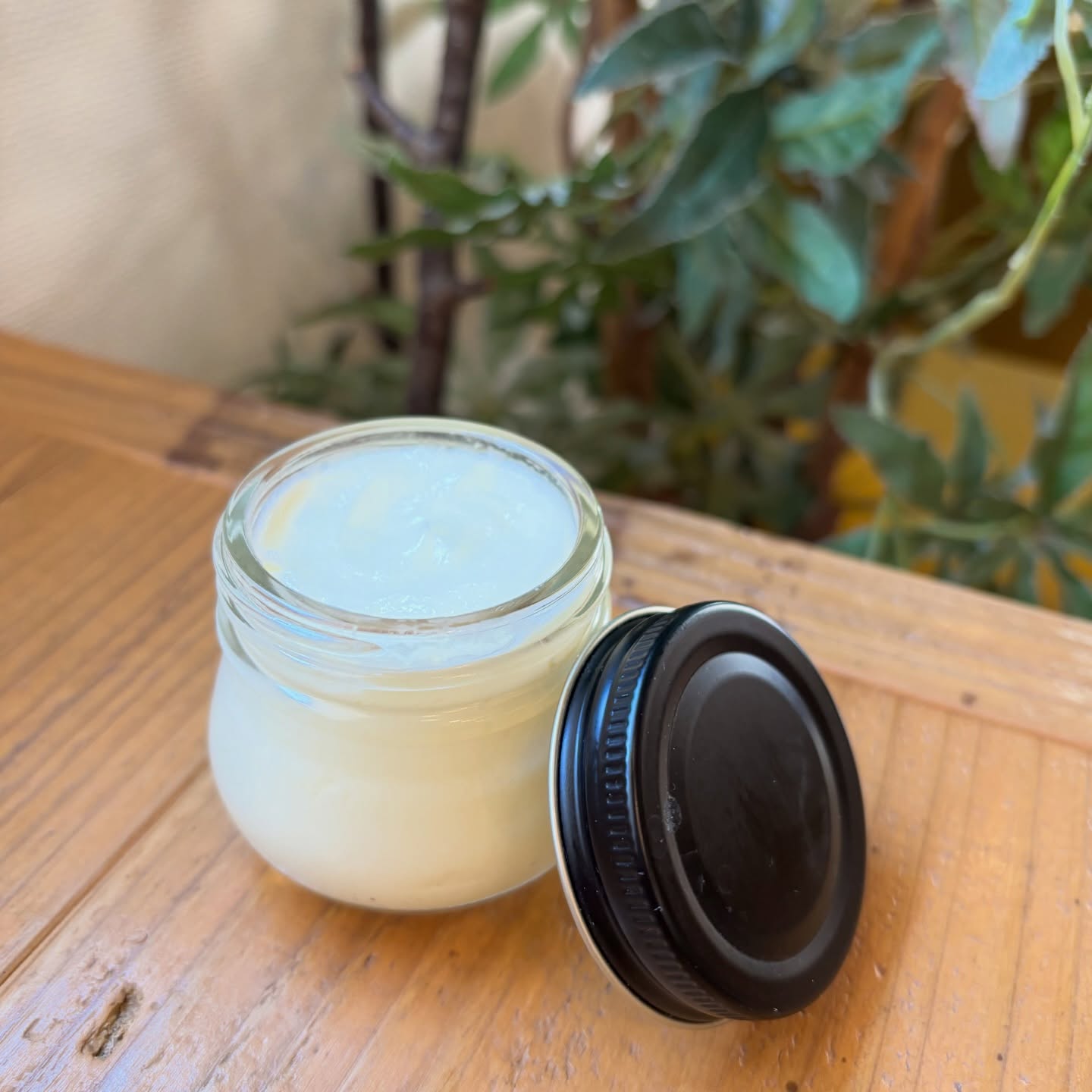 この間どこかテレビかネットで背中にクリーム塗るのに手が届かないので、壁を塗るローラーにクリームつけて自分で背中に塗るというのを見てそうか！と思った私ですここ最近ものすごい乾燥で背中やスネが痒くて痒くて乾燥による湿疹みたいなのに悩まされていて、お肌のケアをいろいろやってきたんだけど、やっぱり化粧水よりオイルより、クリームがいいかなと、カモミールエキスを使って乾燥肌対策のクリームつくりました今回は水分のところに芳香蒸留水を贅沢に使いオリーブワックスで油と水を乳化させた柔らかいクリームです。今日から背中に塗ってみて様子をみようと思います来月ご希望の方がいらっしゃいました、一緒にクリーム作りましょう