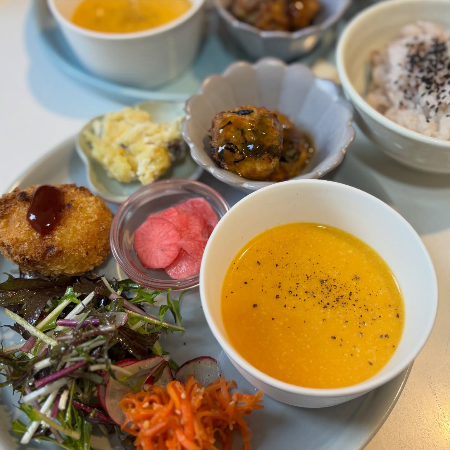 🥢今週のプレートバターナッツかぼちゃのポタージュひじきといんげんのひりょうずジャガイモコロッケサツマイモクリーム水菜とラディッシュサラダにんじんしりしりあかねかぶなますお惣菜少しずつですが楽しんでいぢけたらと思います今週もお待ちしております