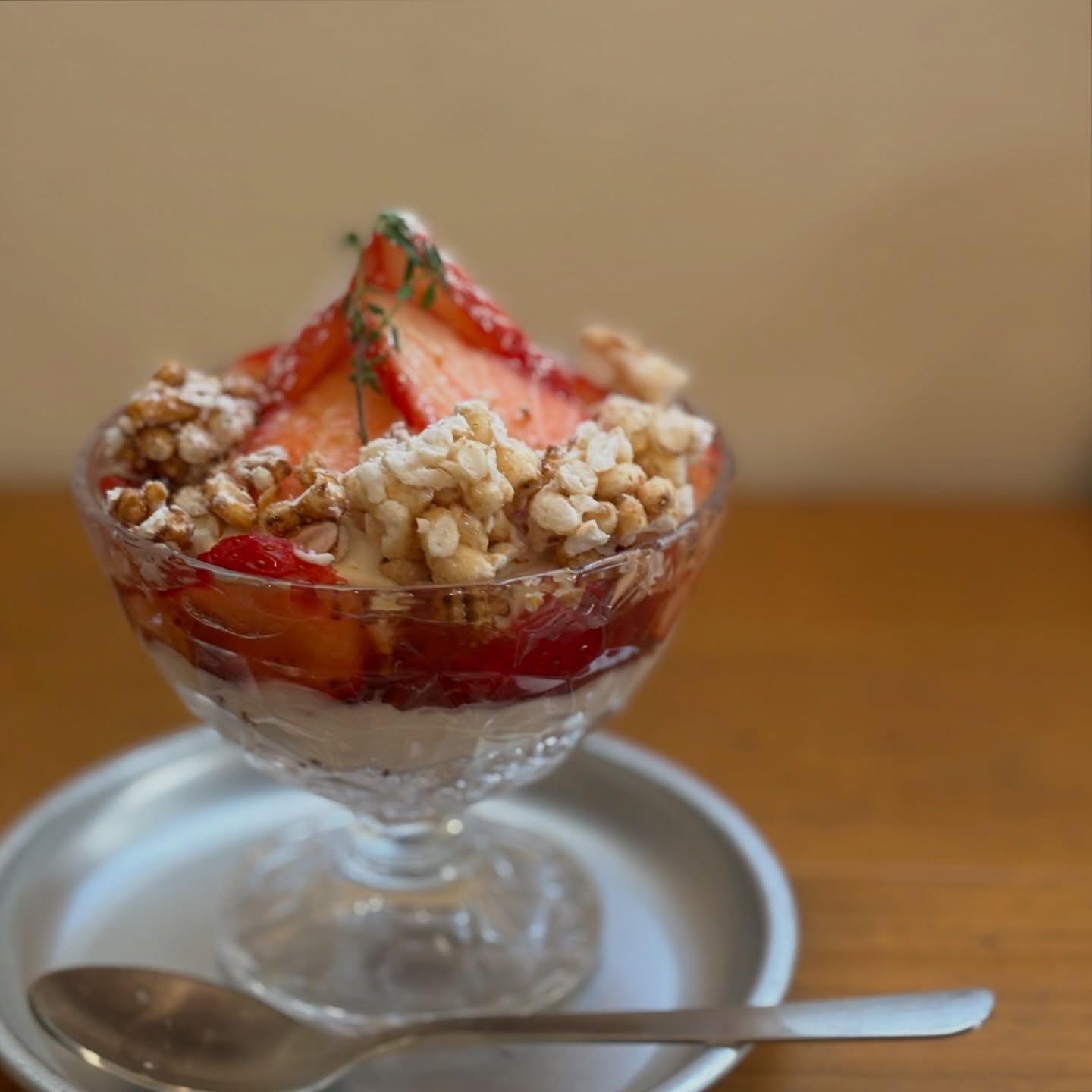 とちおとめミニパフェ自家製グラノーラ、いちごソース、豆腐クリーム、カカオクッキー、バニラアイスクリーム、玄米おこしなど〜数は少ないのでなくなったらごめんなさい‍♀️#いちごパフェ