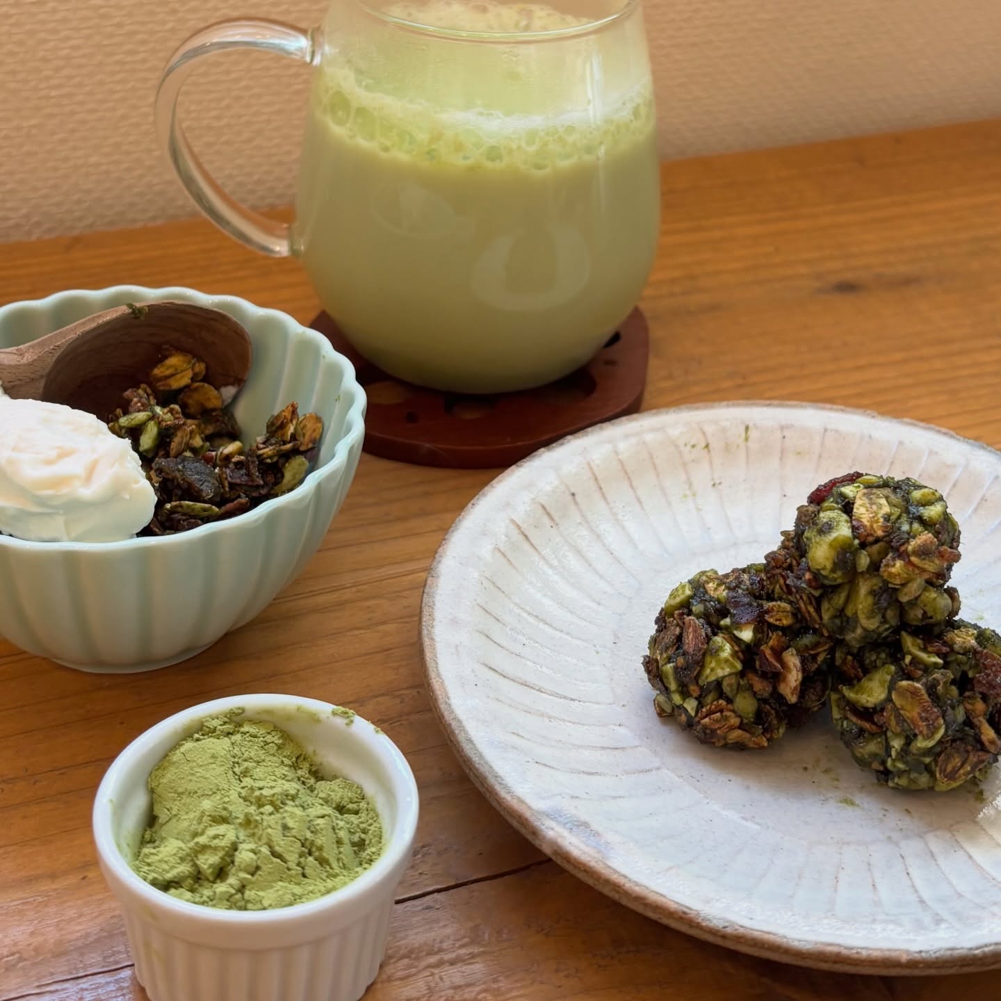 300の病を防ぐ植物「モリンガ」(Moringa oleifera Lam)ワサビノキ属の常緑樹・落葉樹インドの伝統医学アーユルヴェーダでも治療にも使われてきたこのモリンガは調べれば調べるほど素晴らしい植物で、食品として飲みものとしてうまくとりいれたいハーブのひとつ使用部位は葉ですが、花や根、種までもが全て使えるそうで葉はビタミンやミネラルなど90種以上の栄養素を含んでるといわれていて、北インド地方が原産ですが日本では多くは沖縄・九州など温暖な南の方で作られているようです。海外ではサプリメントになってたくさん販売されていて主に粉をカプセルにしたものが多かったかな。貧血のお悩みのお客様との話でいろいろ調べているうちに辿り着きました。(サプリでけでは根本解決にはなりませんが)
モリンガの鉄分はほうれんそうの28 倍といわれているそうで、ハーブのファーストチョイスはネトルだけど、パウダーとしての剤型は使いやすくスナックボール(パッと口に入れるカンタンフード)や抹茶のような味なので、ラテドリンクにしてみたり、グラノーラに混ぜたり、またはスープにして美味しくとりいれることができそうドリンクはインカインチプロテインと混ぜてミルクやソイでラテに。ボールはくるみやナッツ、ナツメヤシ(こちらも血液中のヘモグロビン濃度を上昇)、アガベシロップにモリンガパウダー、グラノーラを混ぜて丸めてつくりました。
詳しいモリンガの話はまたblogに書いていきます。お時間あるときに読んでみてください#モリンガ