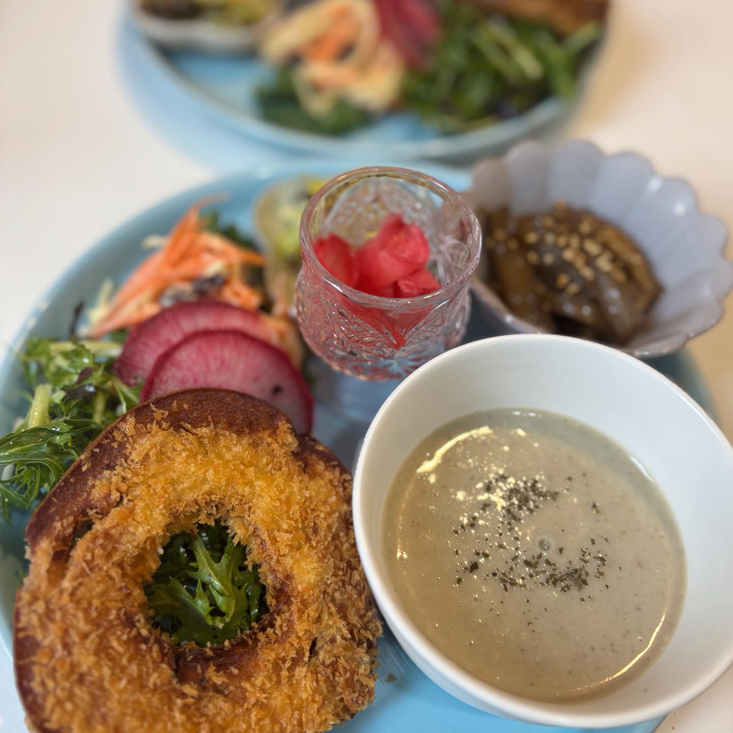 今週のプレート菊芋のポタージュ車ふフライ水菜のサラダ赤かぶの甘酢ヤーコンきんぴらキャベツナムルニンジンサラダパスタ今週土曜日はお味噌講座のためランチは13時からとなります(講座の参加者の皆さんは12時より)よろしくお願い致します