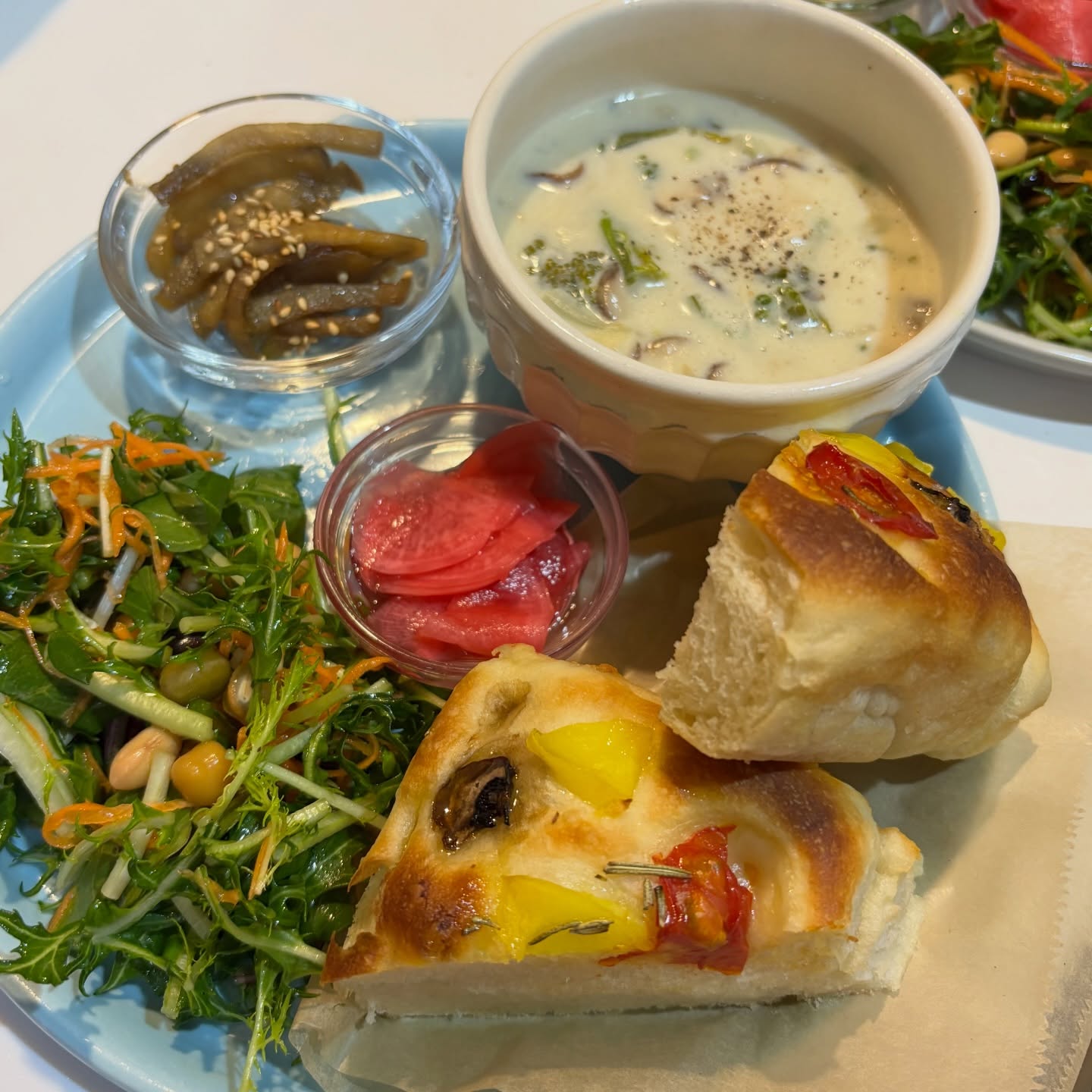 今週のフォカッチャプレートジャガイモローズマリーのフォカッチャスープは4種のキノコのクリームスープ水菜とお豆のサラダお惣菜1点たまにはフォカッチャの紹介ですヴィーガンプレートのメインは前回好評だったクリームポテトの春巻き。わさび菜と一緒に巻いてサクッとあげています。今週もよろしくおねがいいたします。