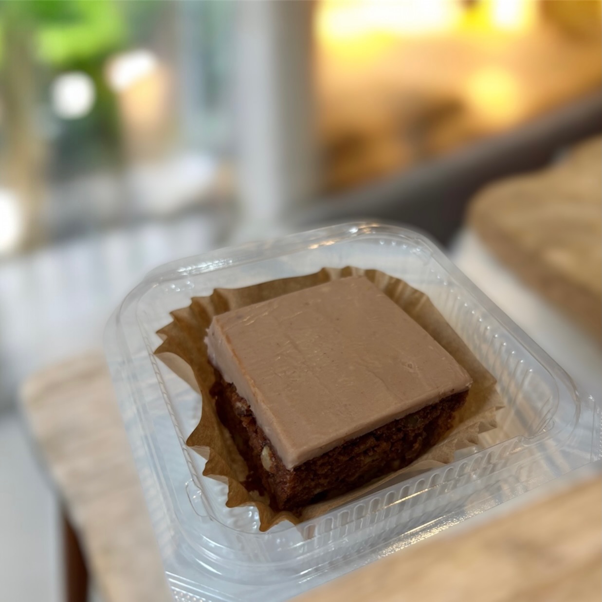 ショコラキャロットケーキ以前作ったことがあるこのショコラタイプを気に入ってくださったお客様がいらっしゃったことを思い出してつくりました。今回はクリームもショコラで。※テイクアウトはお一人3つまでとさせていただきます。#キャロットケーキ#卵乳製品不使用