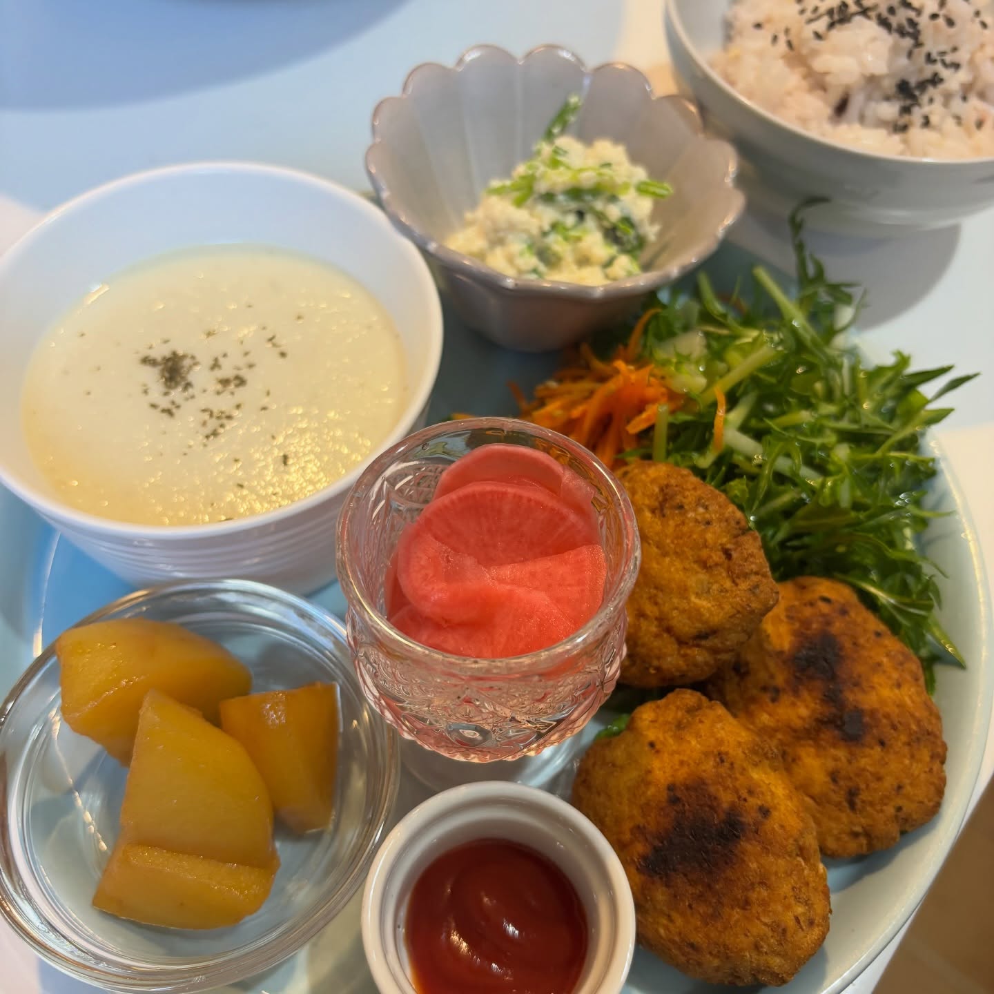 🥢今週のプレートおからのナゲットジャガイモのコチジャン煮壬生菜の白和えにんじんしりしり飛鳥あかねカブの甘酢水菜のルッコラサラダ大根とフェンネルのミルクポタージュ今日は風が🌪️強いのでのぼりをしまっておりました葉の園の黄色ののぼりは遠くからのサインになってるので見えないとお客様が途中で引き返してしまうかなとあれやこれやと考えてましたが、今日はやはり比較的静かな一日でした明日はお天気になるかな今週もよろしくおねがいいたします